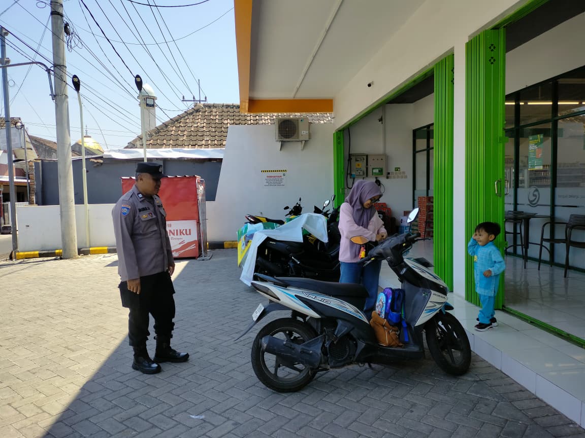 Patroli Dialogis di Pertokoan Modern Desa Pulo, Polsek Tempeh Tingkatkan Rasa Aman dan Antisipasi Kejahatan 3C