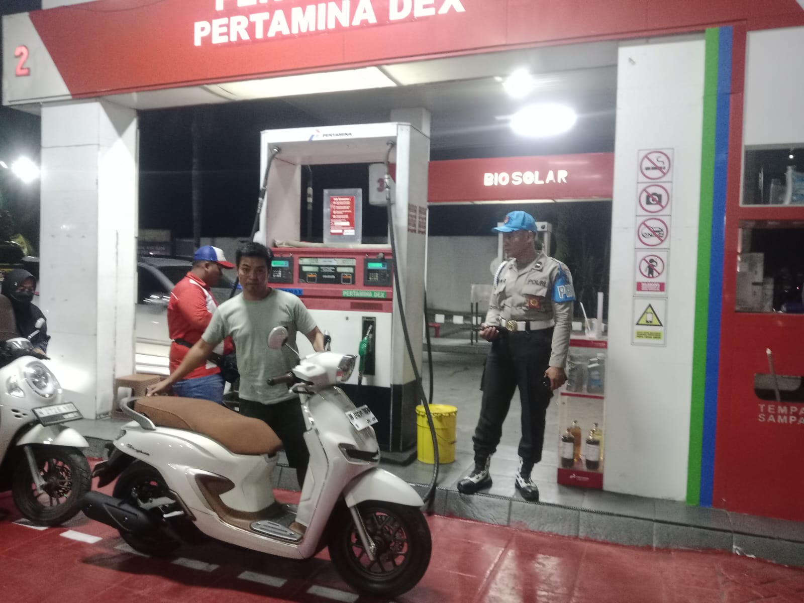 Patroli Dialogis di SPBU Desa Tempeh Lor, Polsek Tempeh Pantau Ketersediaan BBM dan Serap Informasi Masyarakat