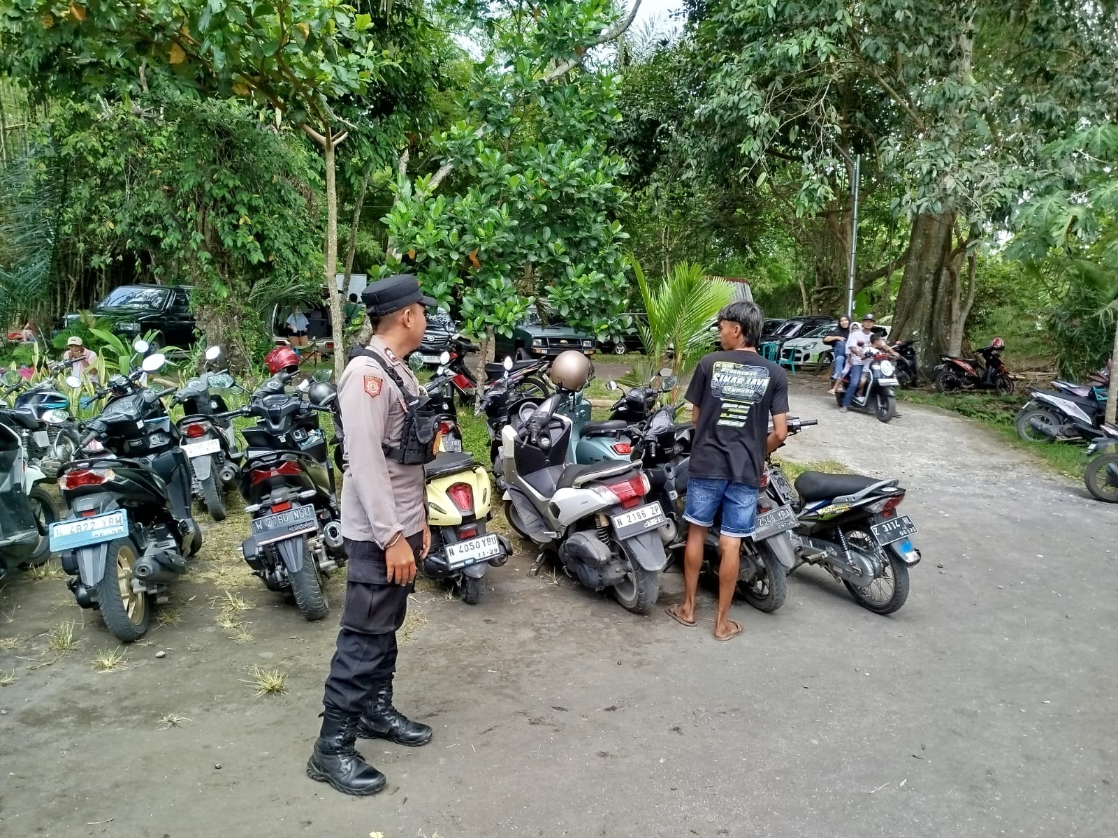 Patroli Dialogis di Wisata Sumber Takir, Polsek Tempeh Perkuat Upaya Pencegahan 3C dan Tingkatkan Rasa Aman Pengunjung
