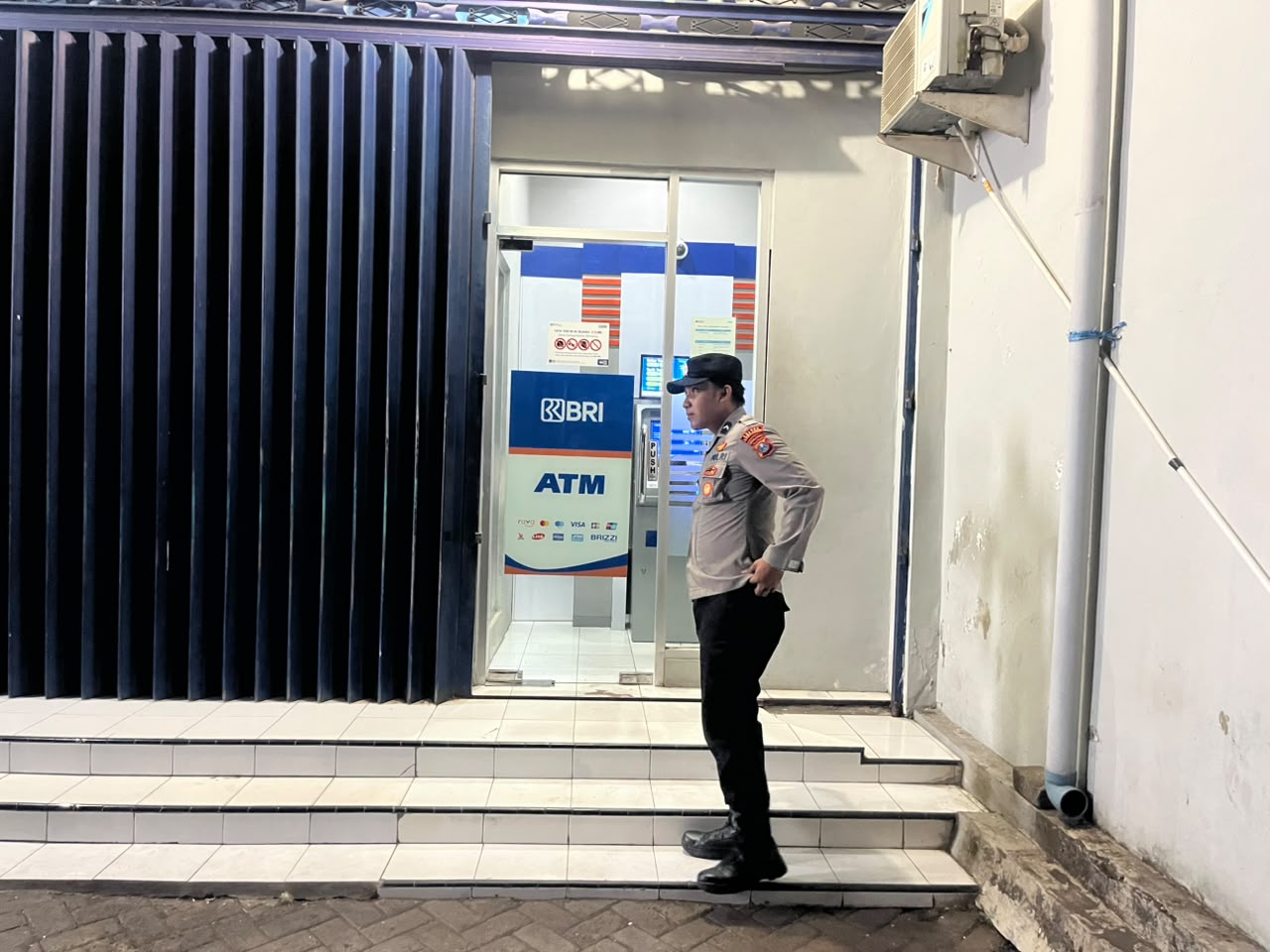 Patroli Dialogis di Perbankan dan ATM BRI Unit Pulo, Polsek Tempeh Tingkatkan Pengamanan Area Publik
