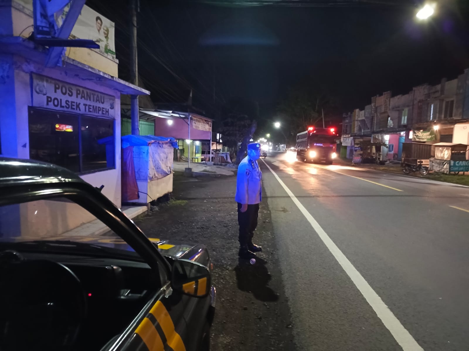 Patroli Blue Light di Pertigaan Warkut Desa Besuk, Polsek Tempeh Tingkatkan Pengawasan Wilayah Rawan Kejahatan