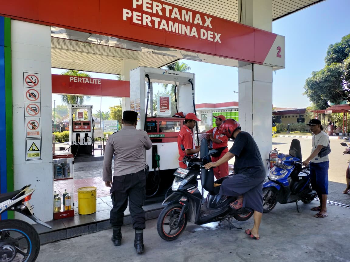 Patroli Kewilayahan Dialogis Polsek Tempeh di SPBU Desa Tempeh Lor Pantau Ketersediaan BBM dan Perkuat Pelayanan Informasi Masyarakat