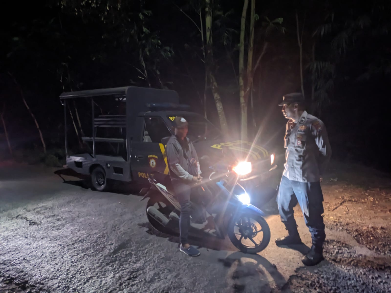 Patroli KRYD Polsek Tempeh di Dusun Tegalrejo Desa Sumberjati pada Malam Hari Fokus Antisipasi 3C dan Penguatan Situasi Kamtibmas Wilayah Rawan