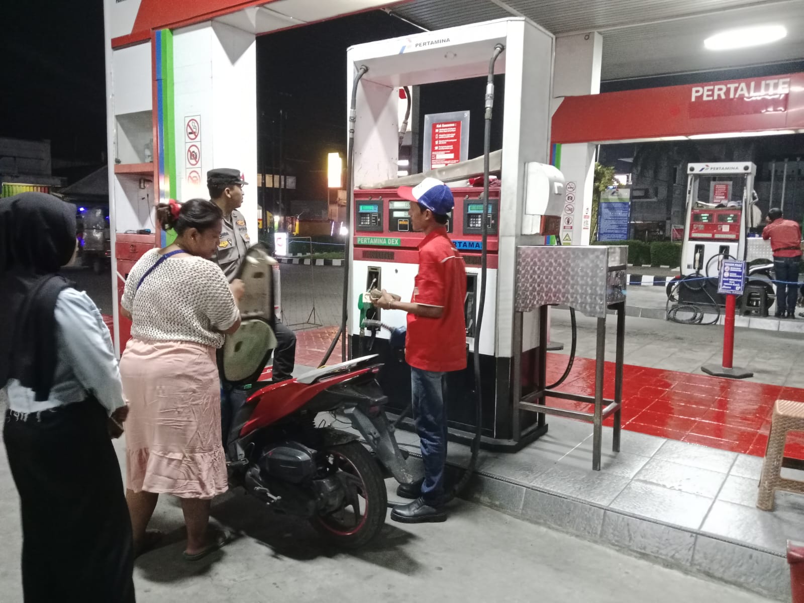Patroli Dialogis di SPBU Desa Tempeh Lor, Polsek Tempeh Pastikan Ketersediaan BBM Tetap Aman bagi Masyarakat