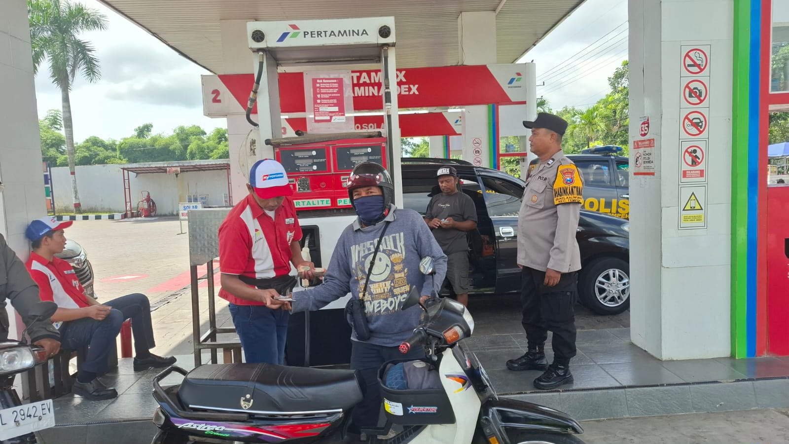 Patroli Dialogis Polsek Tempeh Pantau Ketersediaan BBM di SPBU Desa Tempeh Lor untuk Menjaga Pelayanan Masyarakat