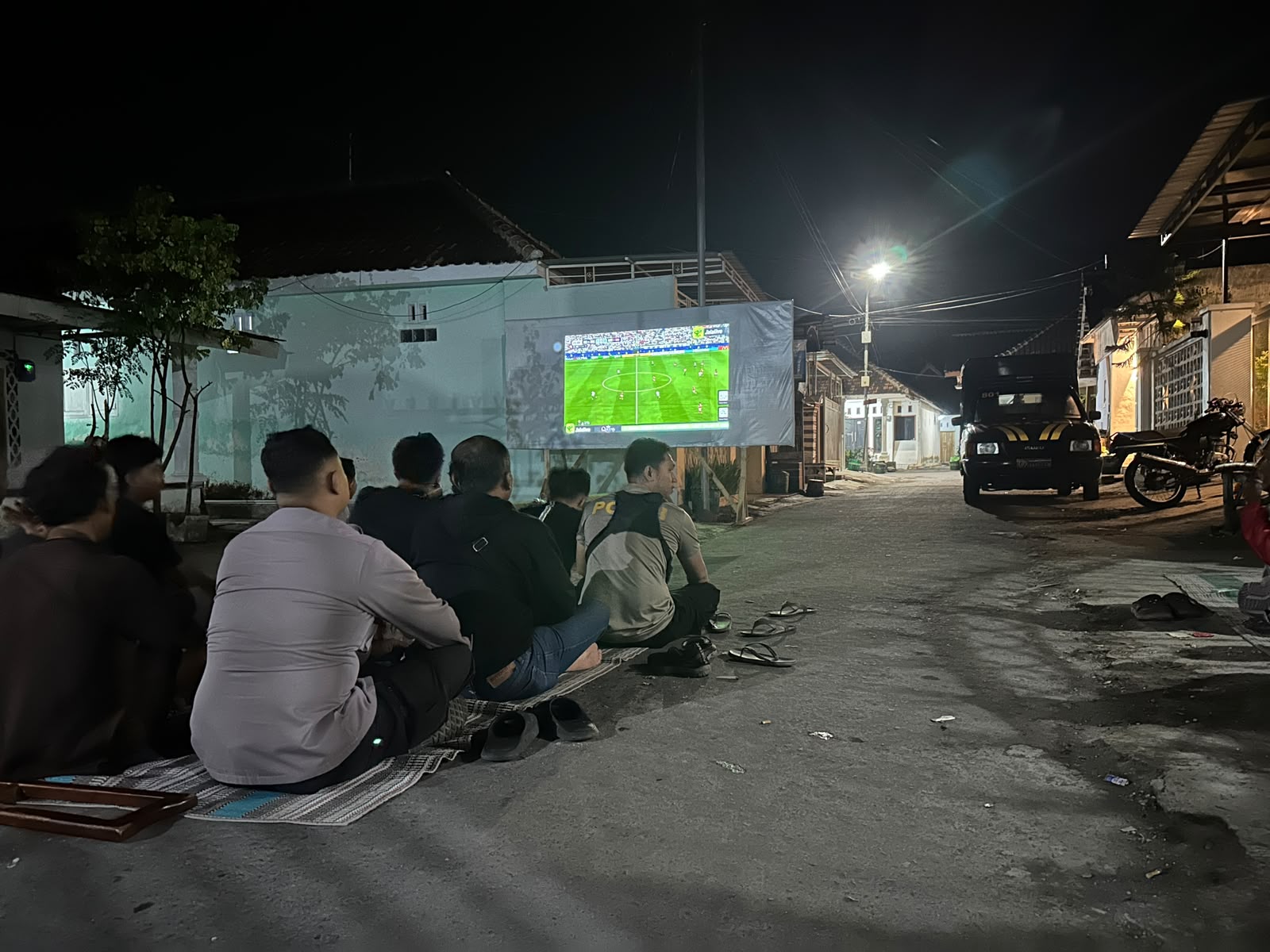 Polsek Tempeh Perkuat Pendekatan Humanis melalui Nobar Piala Dunia 2026 Bersama Warga di Desa Tempeh Lor