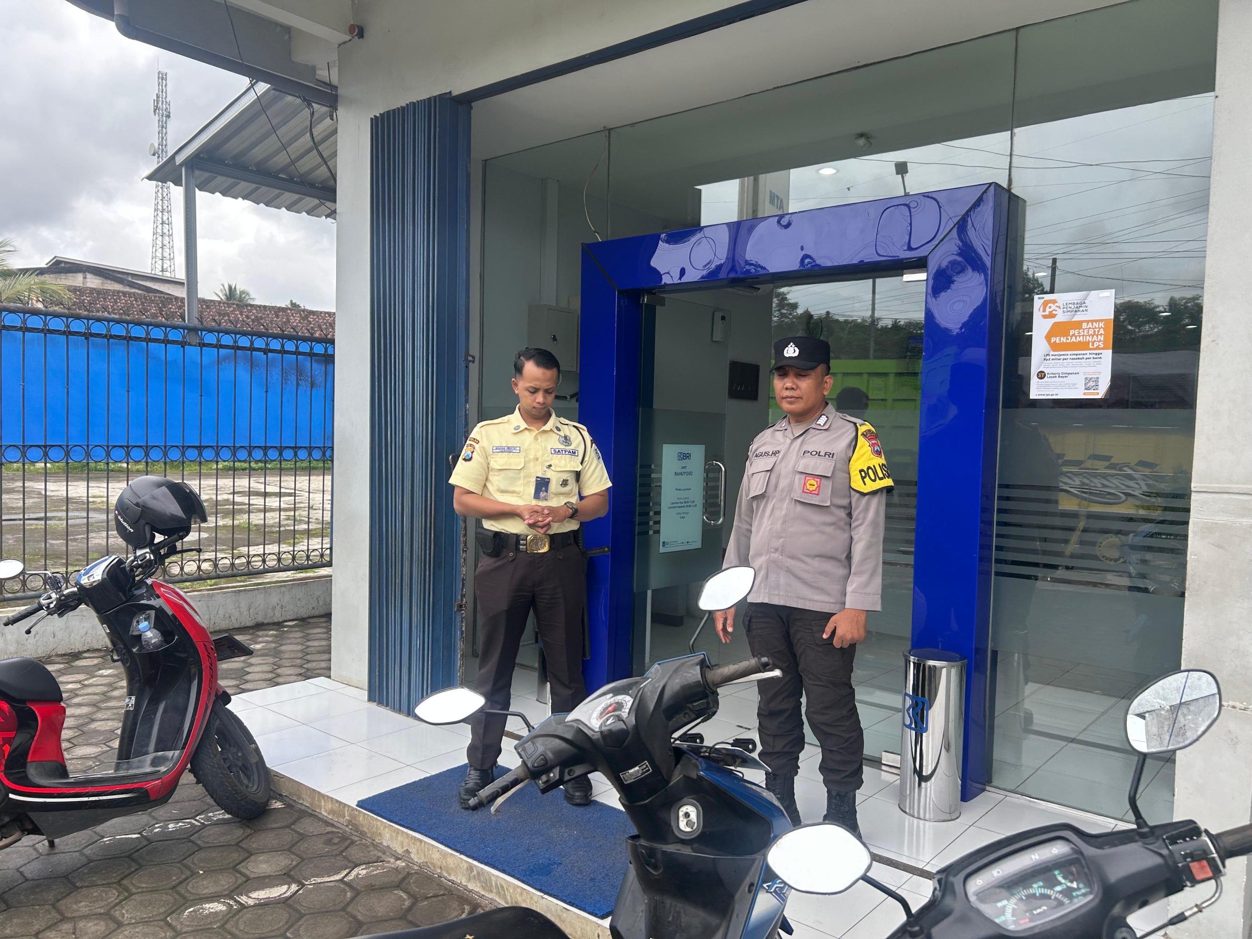 Patroli Pantau Kawasan Perbankan dan ATM Cegah Kriminalitas oleh Polsek Ranuyoso