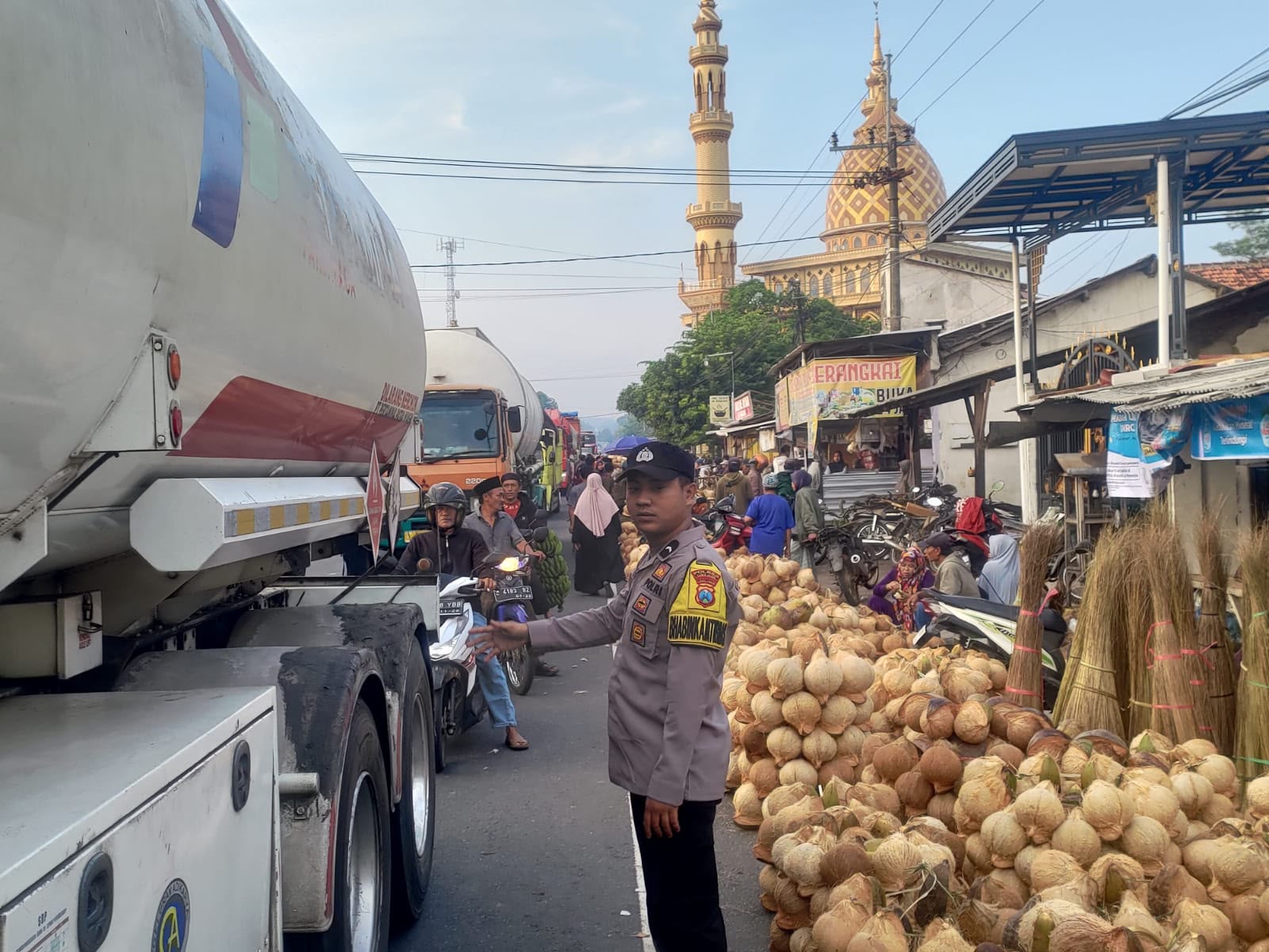 Patroli Pengaturan Arus Lalu Lintas di Pasar Gedang Wates Wetan