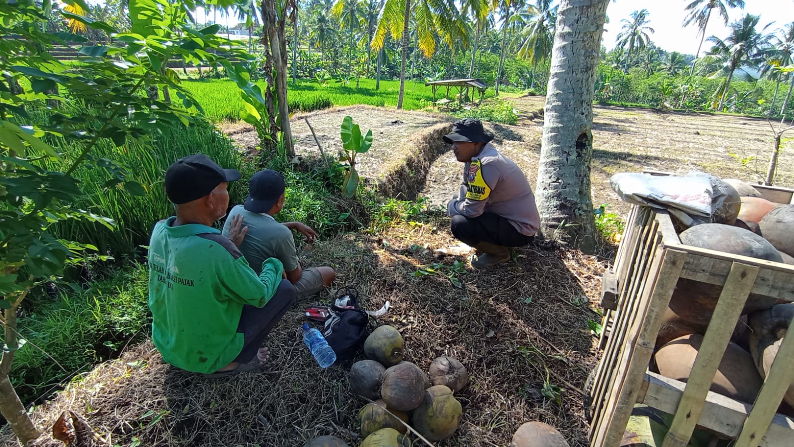Polri Dorong Ketahanan Pangan Nasional, Bhabinkamtibmas Senduro Sosialisasikan Budidaya Jagung kepada Warga