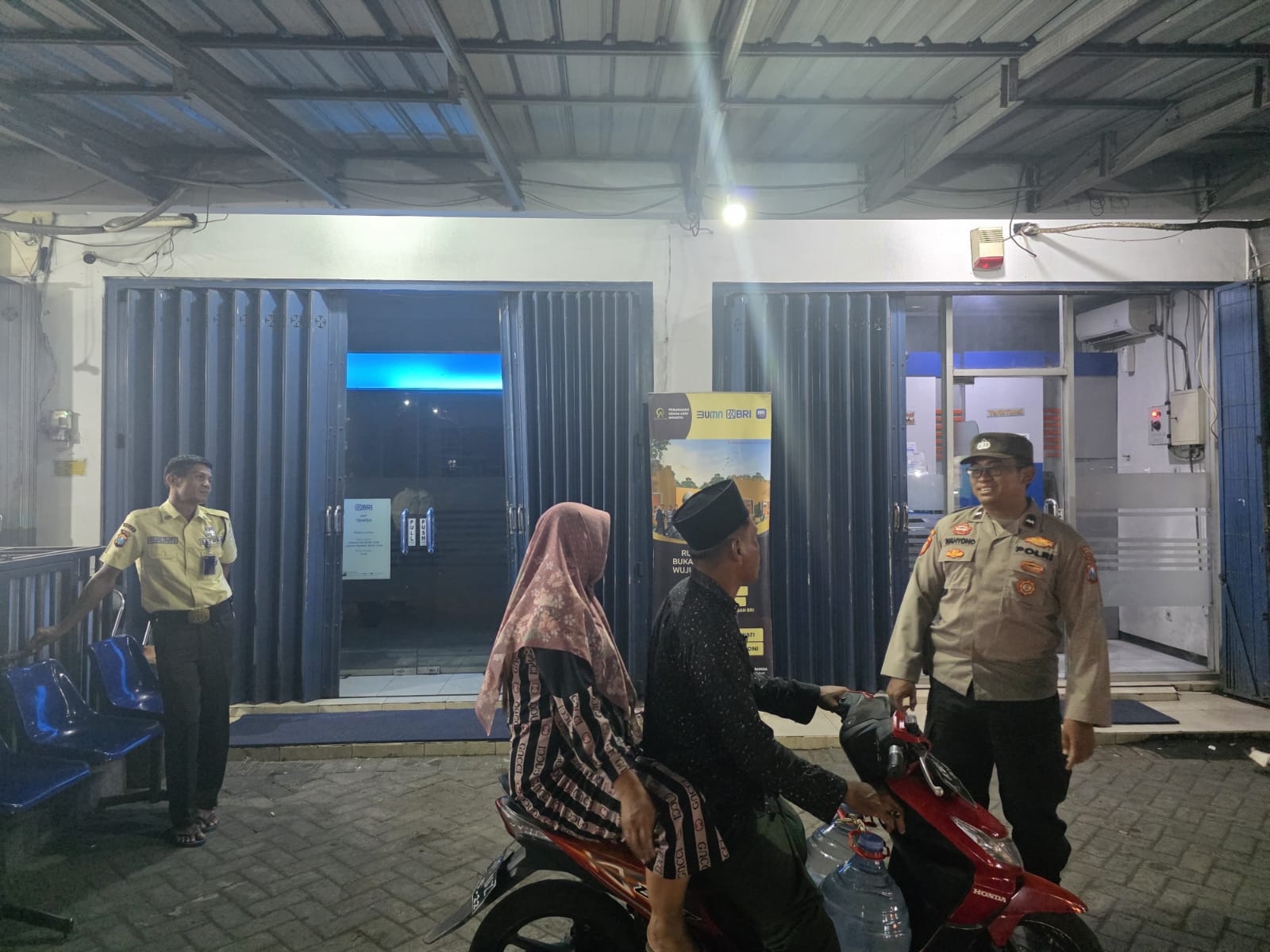 Patroli Dialogis Polsek Tempeh di Kawasan Perbankan Perkuat Upaya Pencegahan Kejahatan dan Jaga Kondusivitas Wilayah