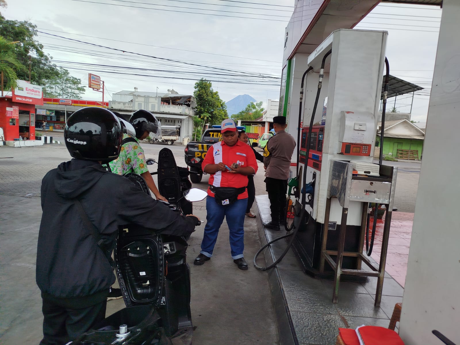 Patroli Dialogis Polsek Tempeh Pastikan Ketersediaan BBM di SPBU Desa Tempeh Lor