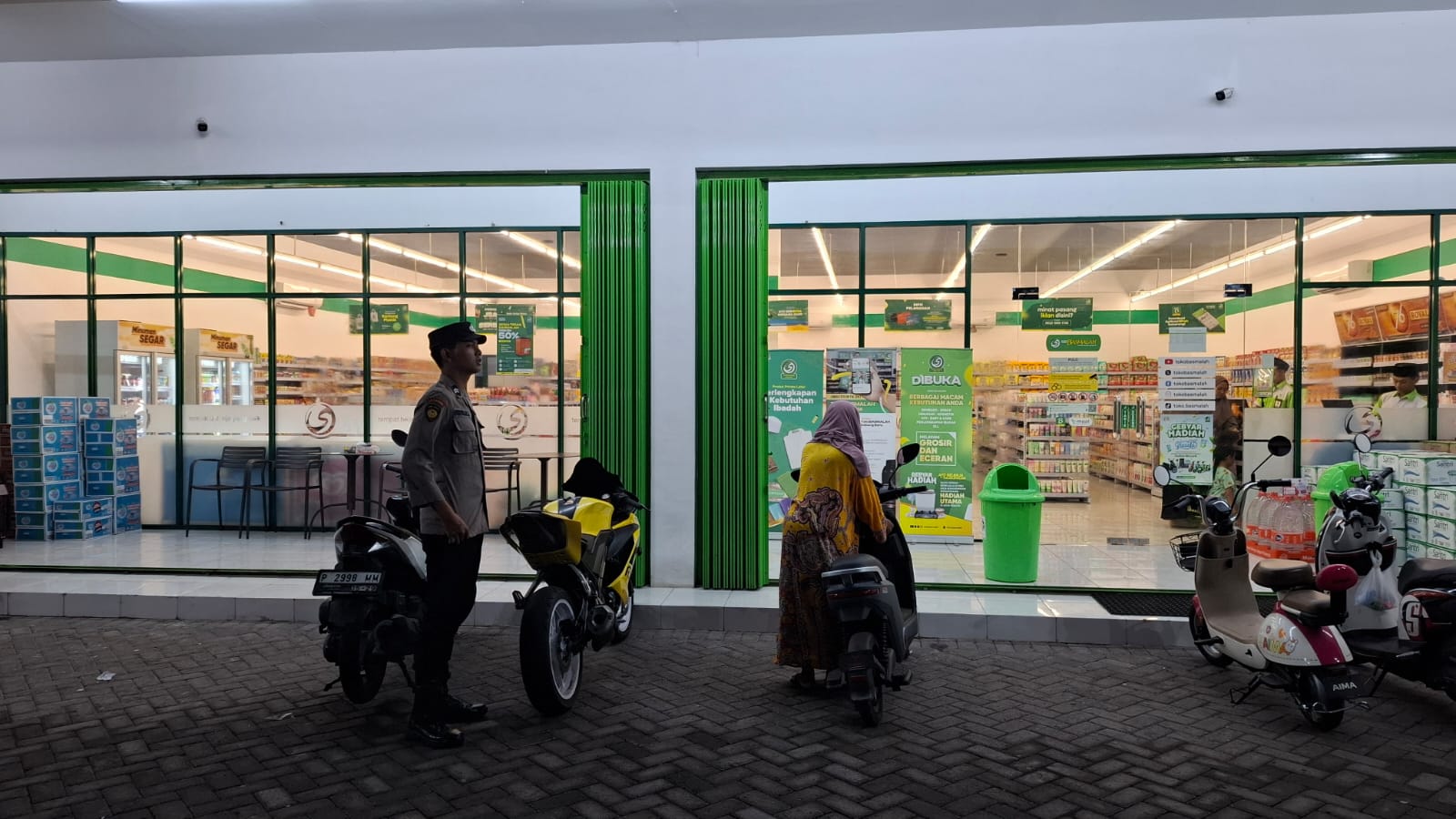 Polsek Tempeh Hadirkan Rasa Aman Melalui Patroli Preventif di Pusat Keramaian Desa Tempeh Tengah
