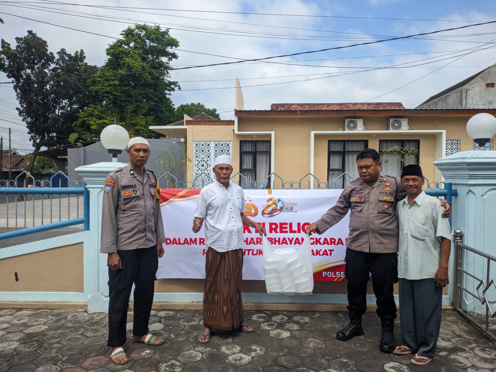 Bakti Religi Sambut Hari Bhayangkara Ke-80, Anggota Polsek Tempeh Bersihkan Masjid At-Taqwa dan Salurkan Bantuan Sosial