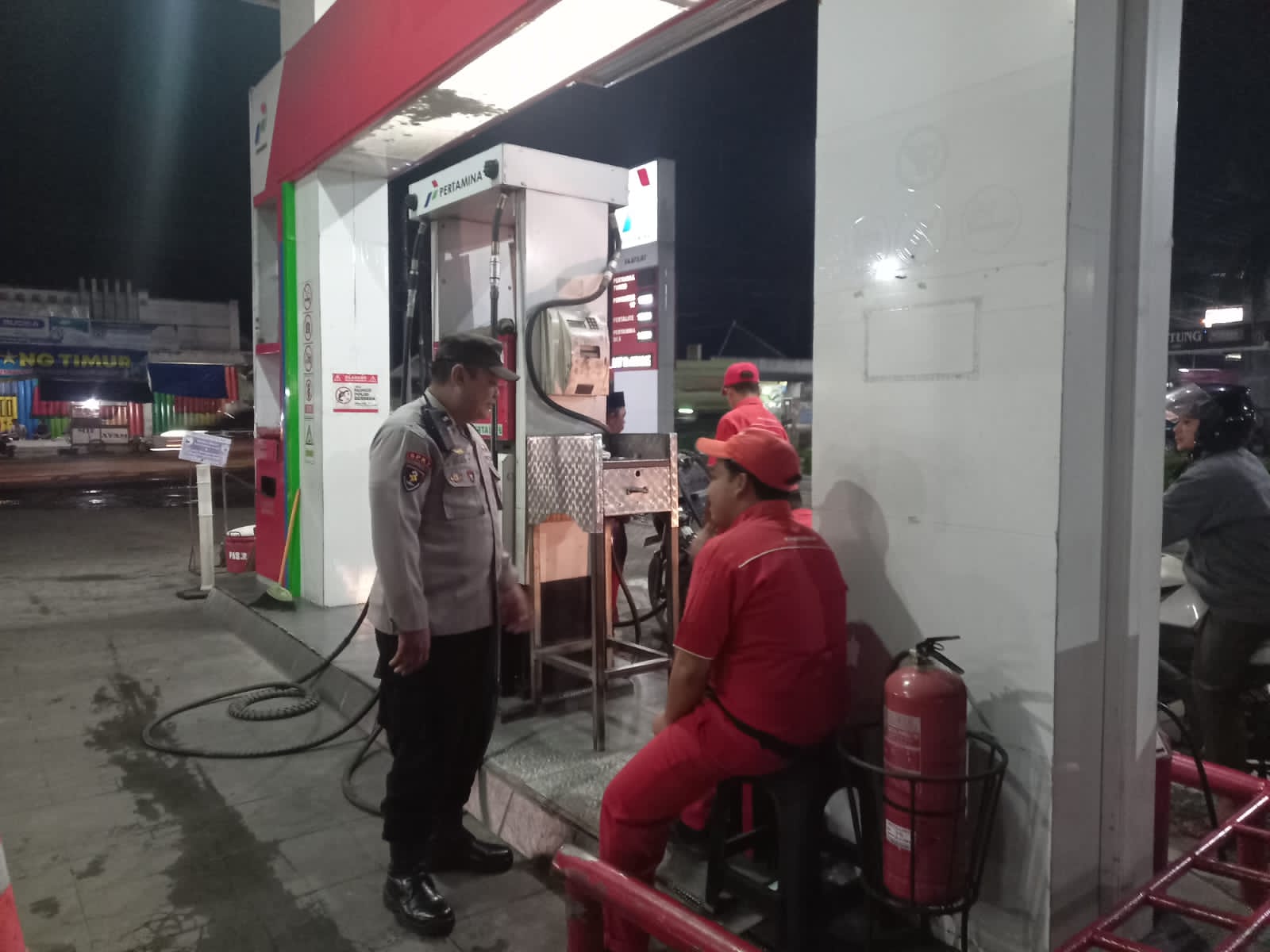 Patroli Dialogis Polsek Tempeh Pantau Ketersediaan BBM di SPBU Desa Tempeh Lor untuk Menjaga Pelayanan kepada Masyarakat