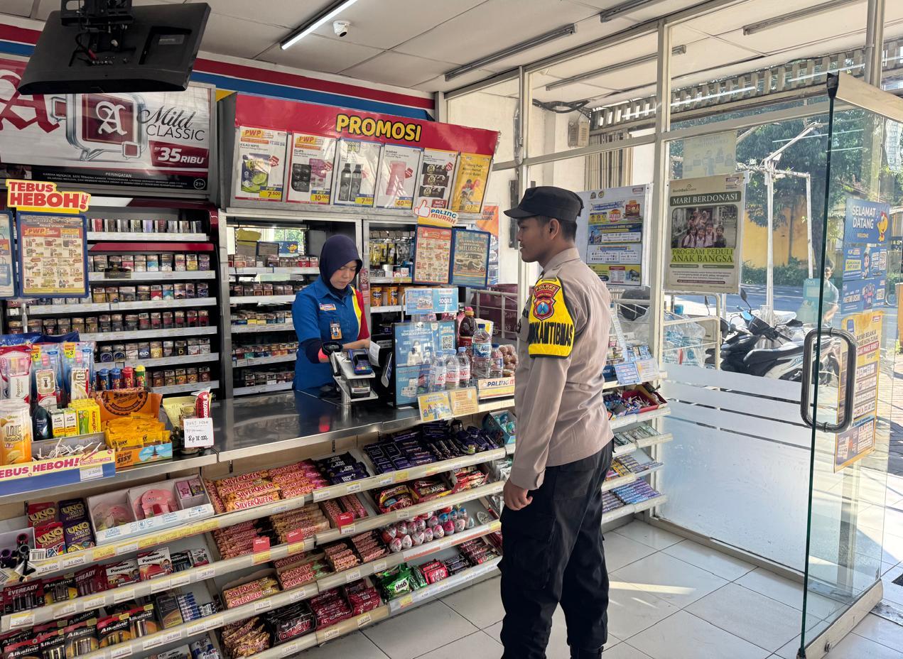 Patroli Kawasan Pertokoan Minimarket Antisipasi 3C dan Penyebaran Uang Palsu