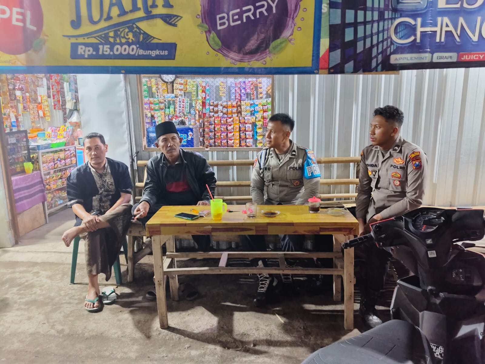 Sambang Dialogis Polsek Tempeh Perkuat Kesadaran Warga Desa Pulo dalam Menjaga Keamanan Lingkungan