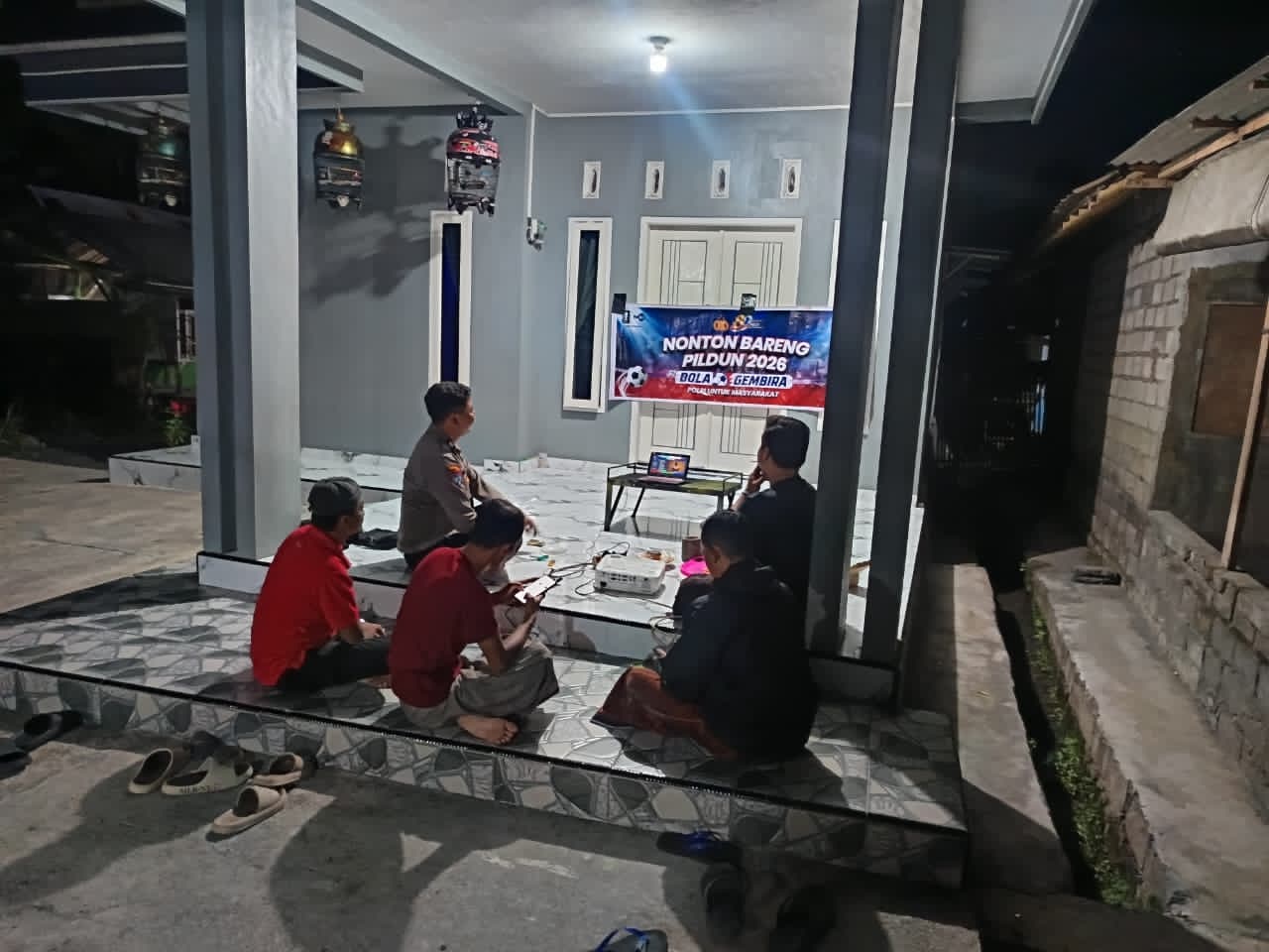 Bhabinkamtibmas Desa Selokbesuki Gelar Nobar Piala Dunia 2026 Bersama Masyarakat