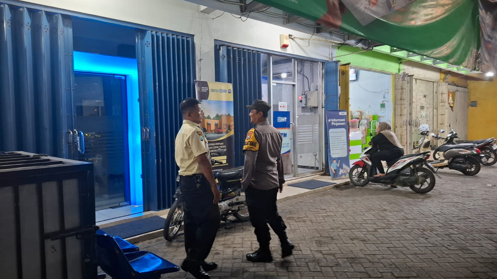 Patroli Dialogis Polsek Tempeh Perkuat Pengamanan Perbankan dan ATM BRI untuk Cegah Aksi 3C pada Malam Hari