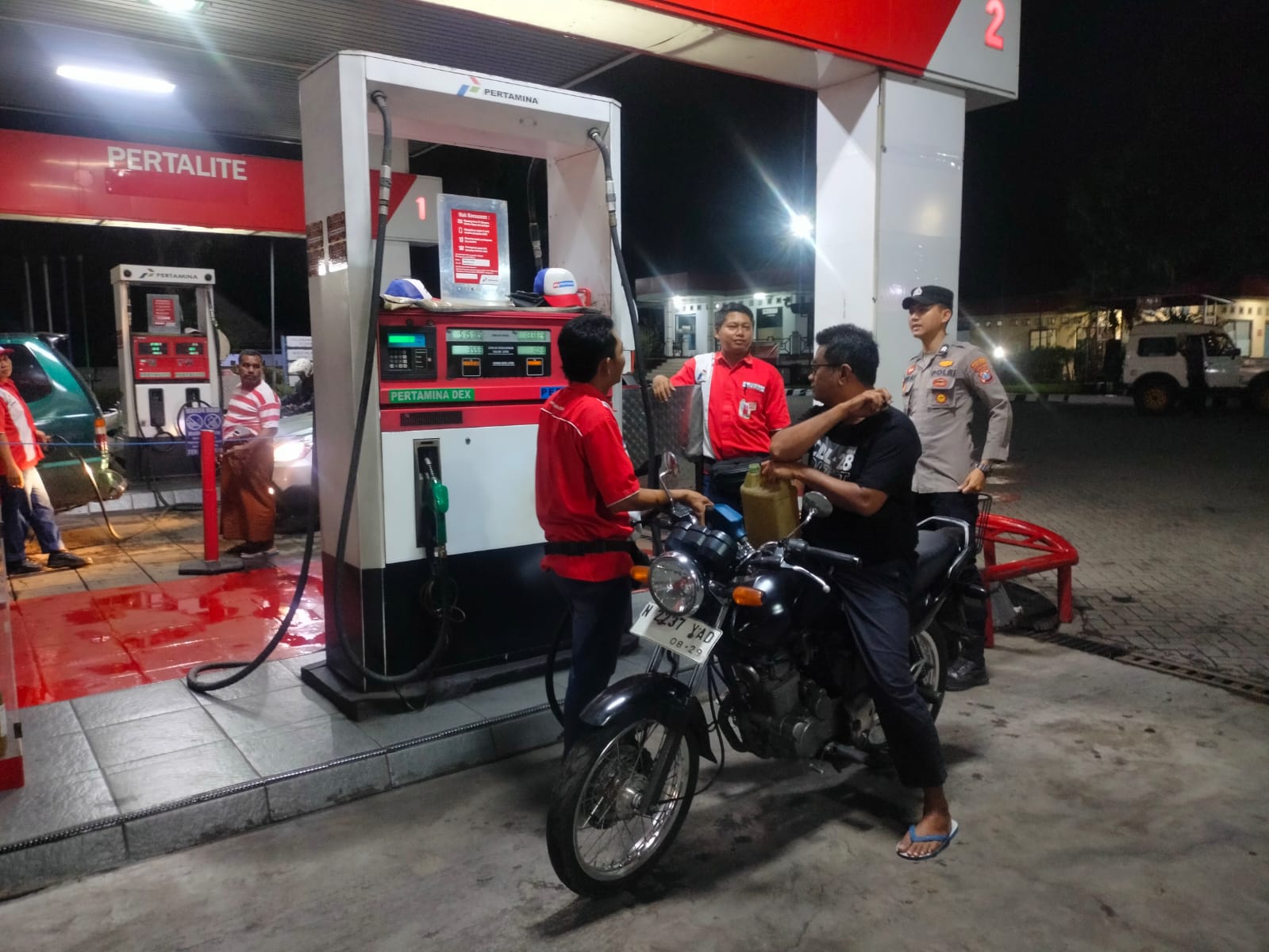 Patroli Dialogis Polsek Tempeh Pantau Stok BBM di SPBU Tempeh Lor, Pastikan Pasokan Tetap Aman untuk Masyarakat