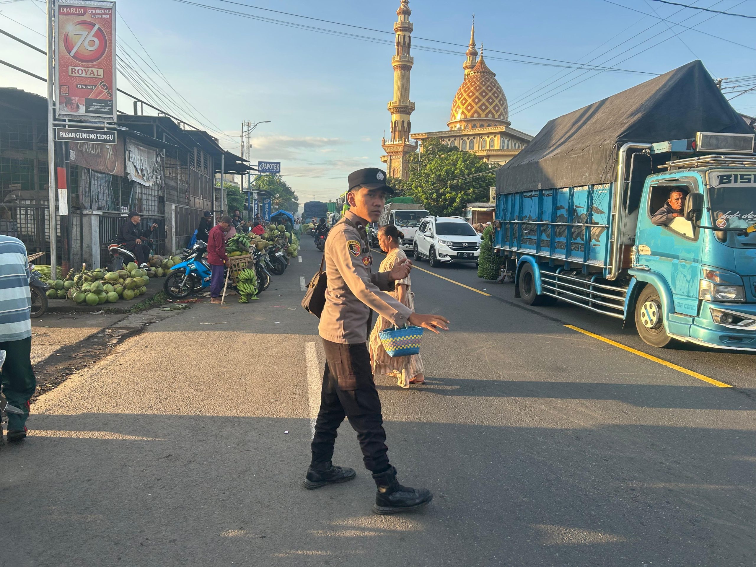 Patroli Poros Pagi di Pasar Buah Wates Wetan Antisipasi Kemacetan