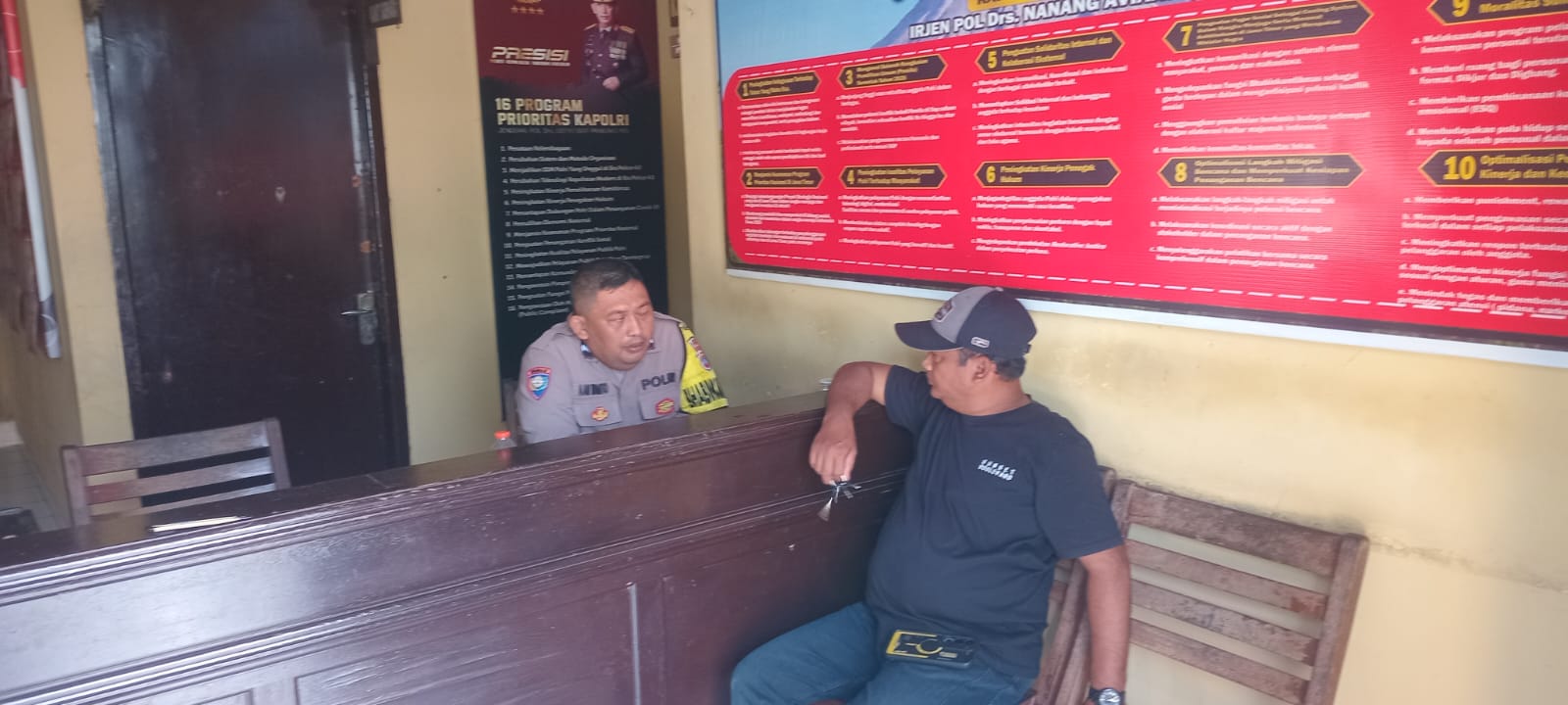 SPKT Polsek Rowokangkung Memberikan Pelayanan Surat Kehilangan Kepada Masyarakat Secara Cepat dan Humanis