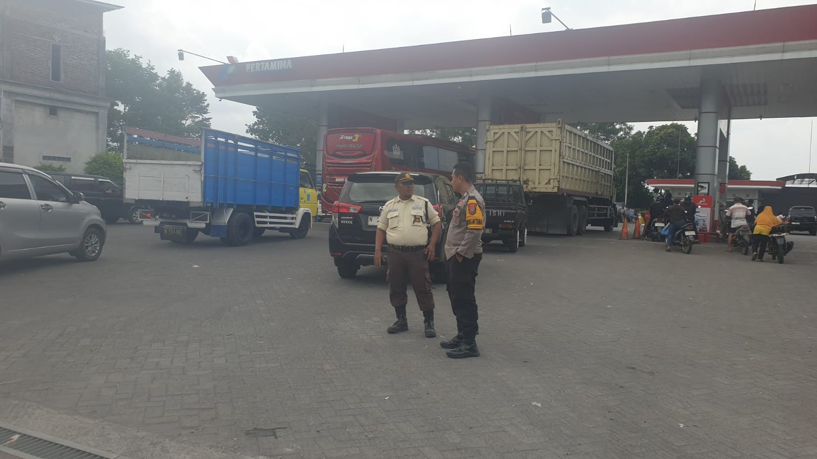 Patroli Pemantauan Di Areal SPBU, dan Berdialogis Dengan Security Untuk Sampaikan Pesan Kamtibmas