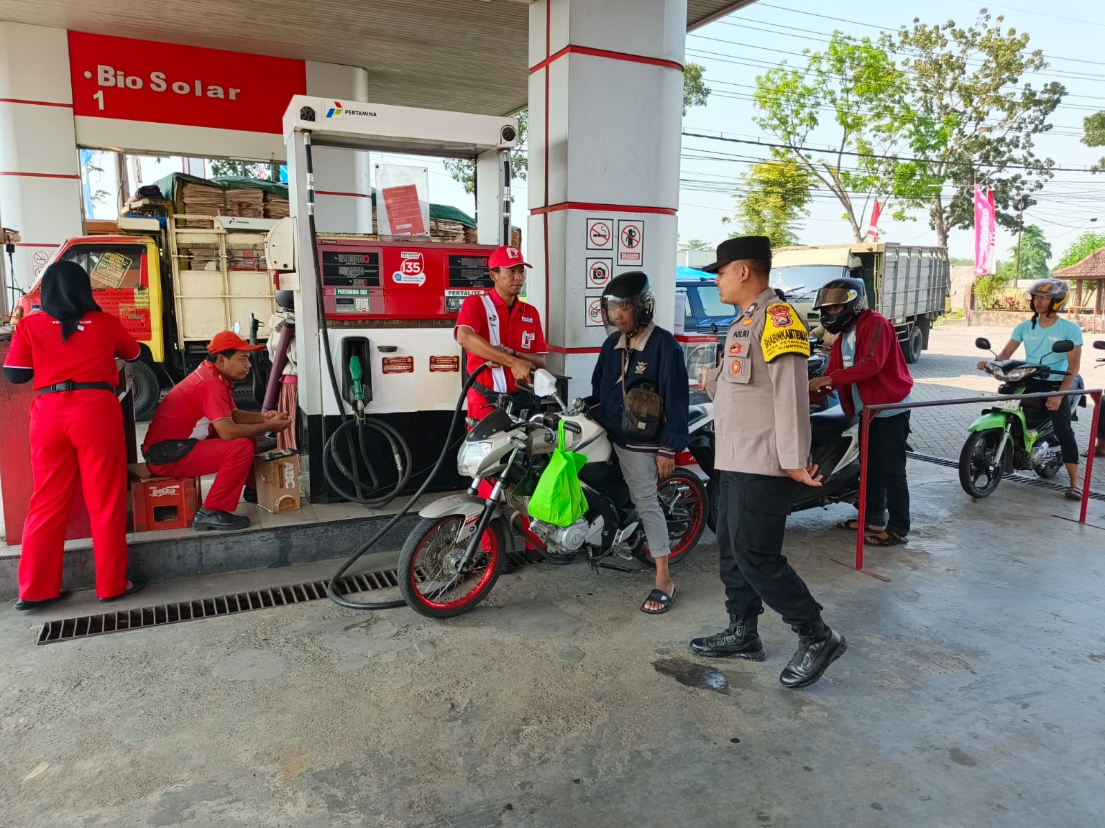 Polsek Sumbersuko Intensifkan Patroli SPBU, Pastikan Distribusi BBM Aman dan Kondusif