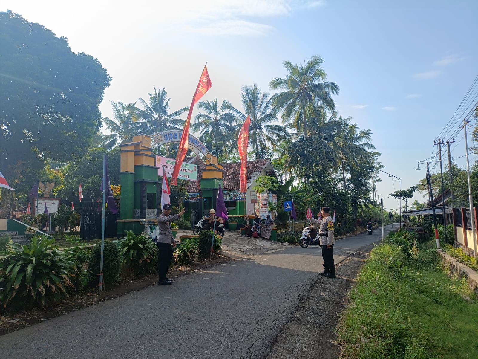 Jaga Kamseltibcar Lantas di Pagi Hari, Personil Polsek Padang Melaksanakan Pengaturan Lalulintas