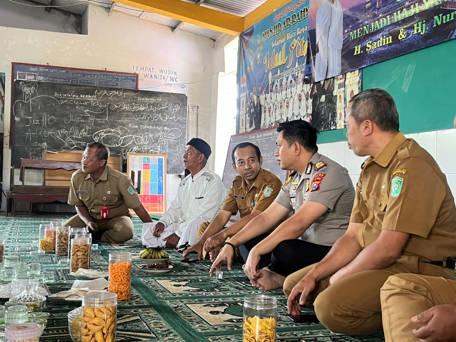 Kapolsek Tekung dan Forkopimca Silaturahmi ke Rumah Jemaah Haji, Pererat Hubungan dengan Masyarakat