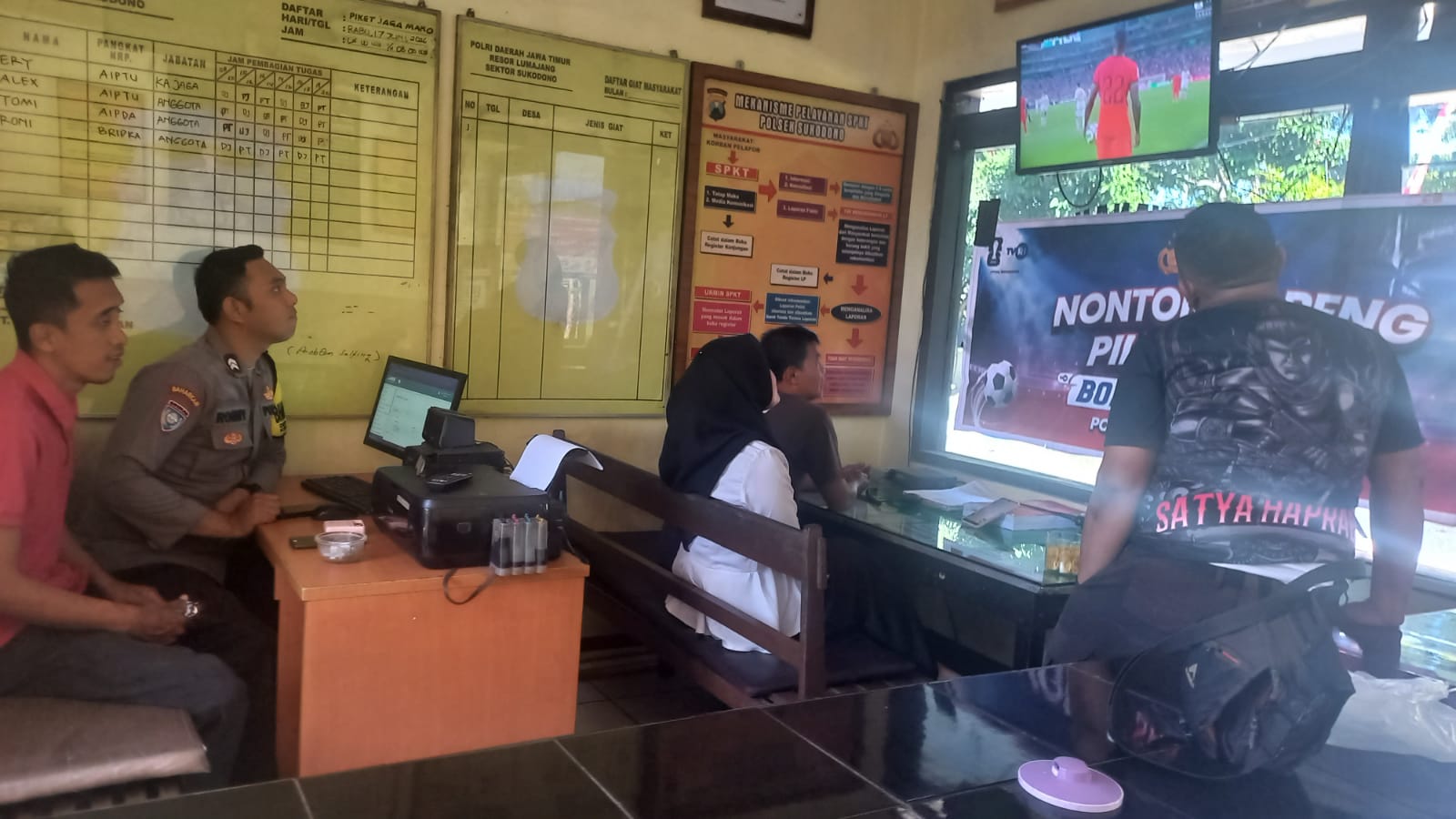 Gelar Nobar Piala Dunia 2026, Polsek Sukodono Mempererat Hubungan Bersama Masyarakat