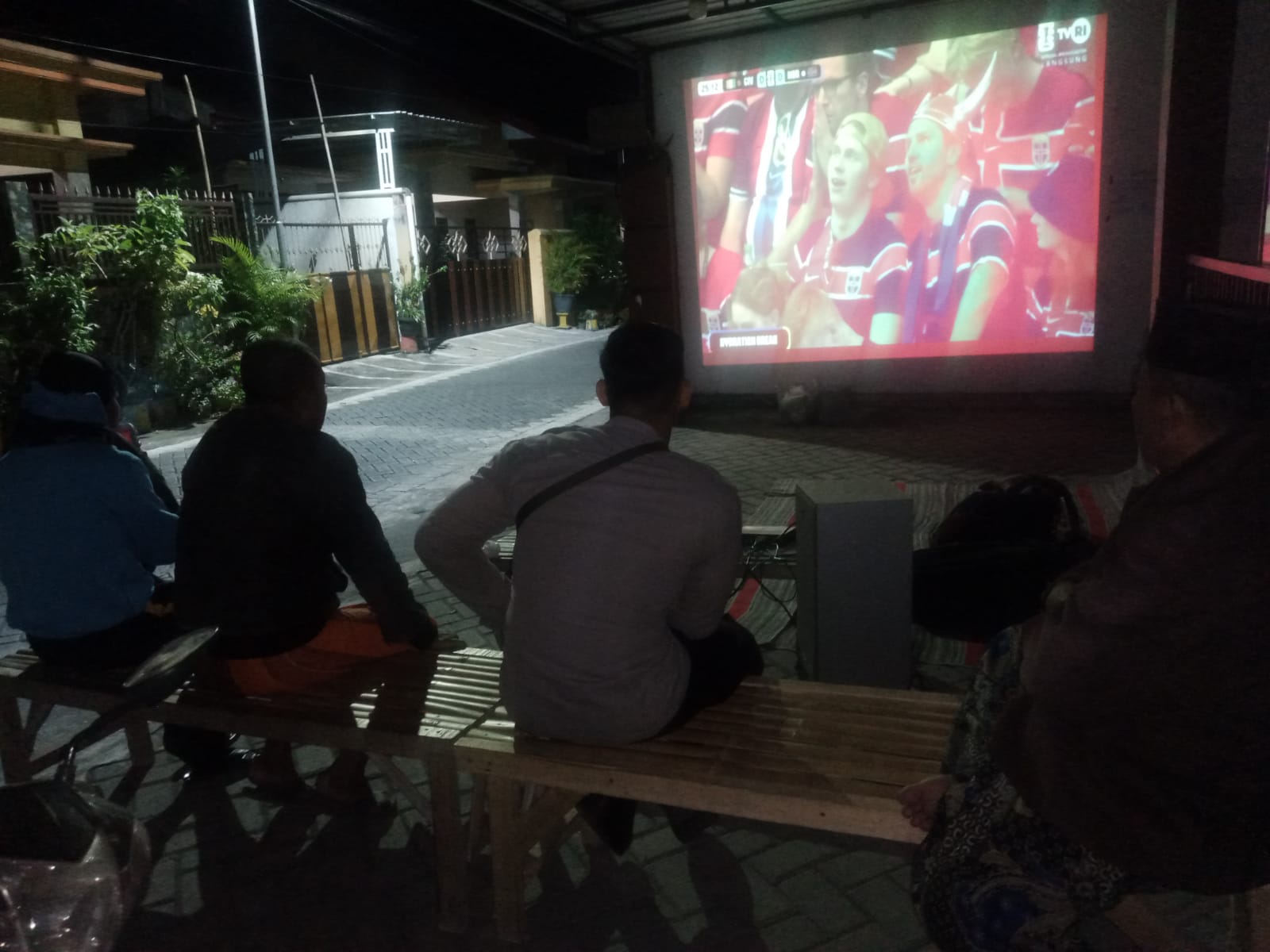 Pererat Sinergitas, Polsek Tekung Gelar Nonton Bareng Piala Dunia 2026 Bersama Warga Tukum