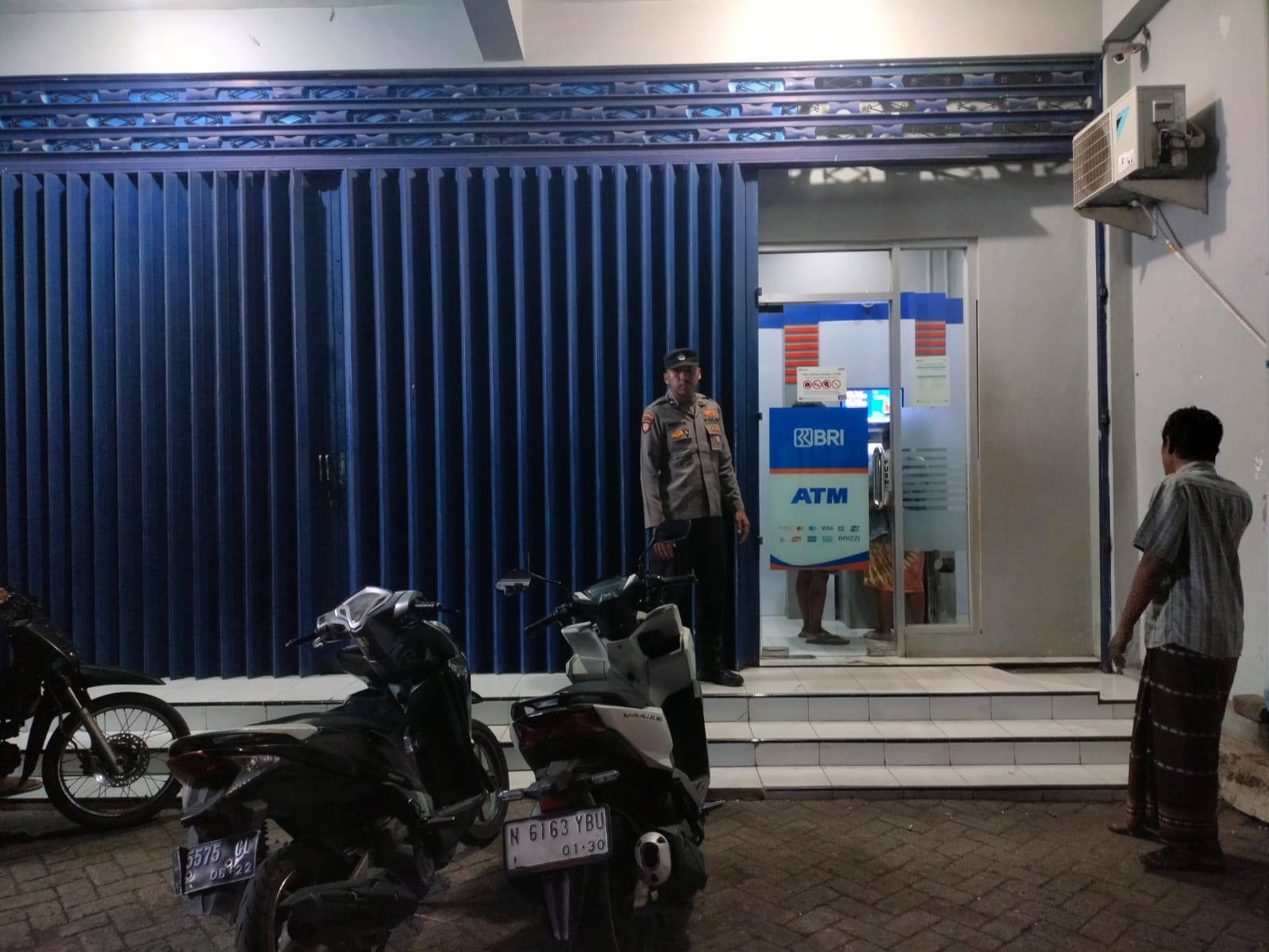 Patroli Strong Point Polsek Tempeh Perkuat Pengamanan Perbankan dan Rumah ATM BRI Unit Pulo untuk Cegah Gangguan Kamtibmas