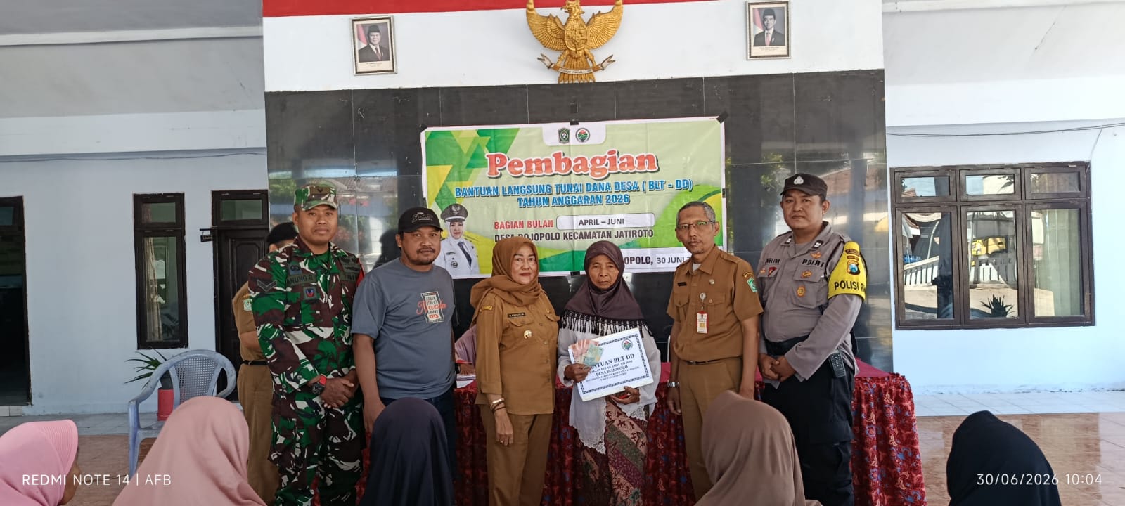 Sinergitas TNI-Polri Amankan Penyaluran BLT Dana Desa di Desa Rojopolo, Warga Terima Bantuan dengan Tertib