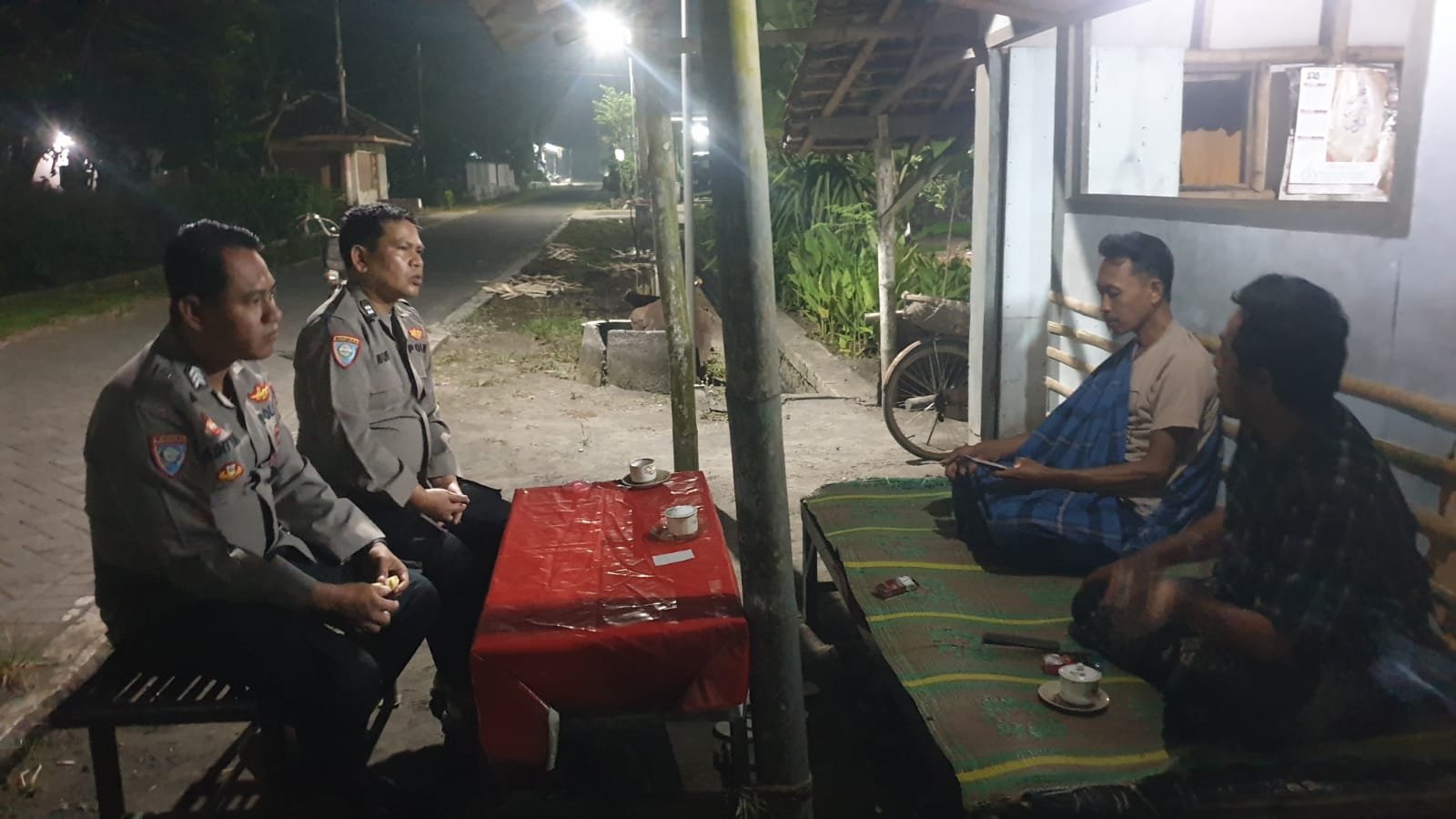 Patroli Dialogis bersama Warga Personel Polsek Rowokangkung Berikan Pesan Kamtibmas