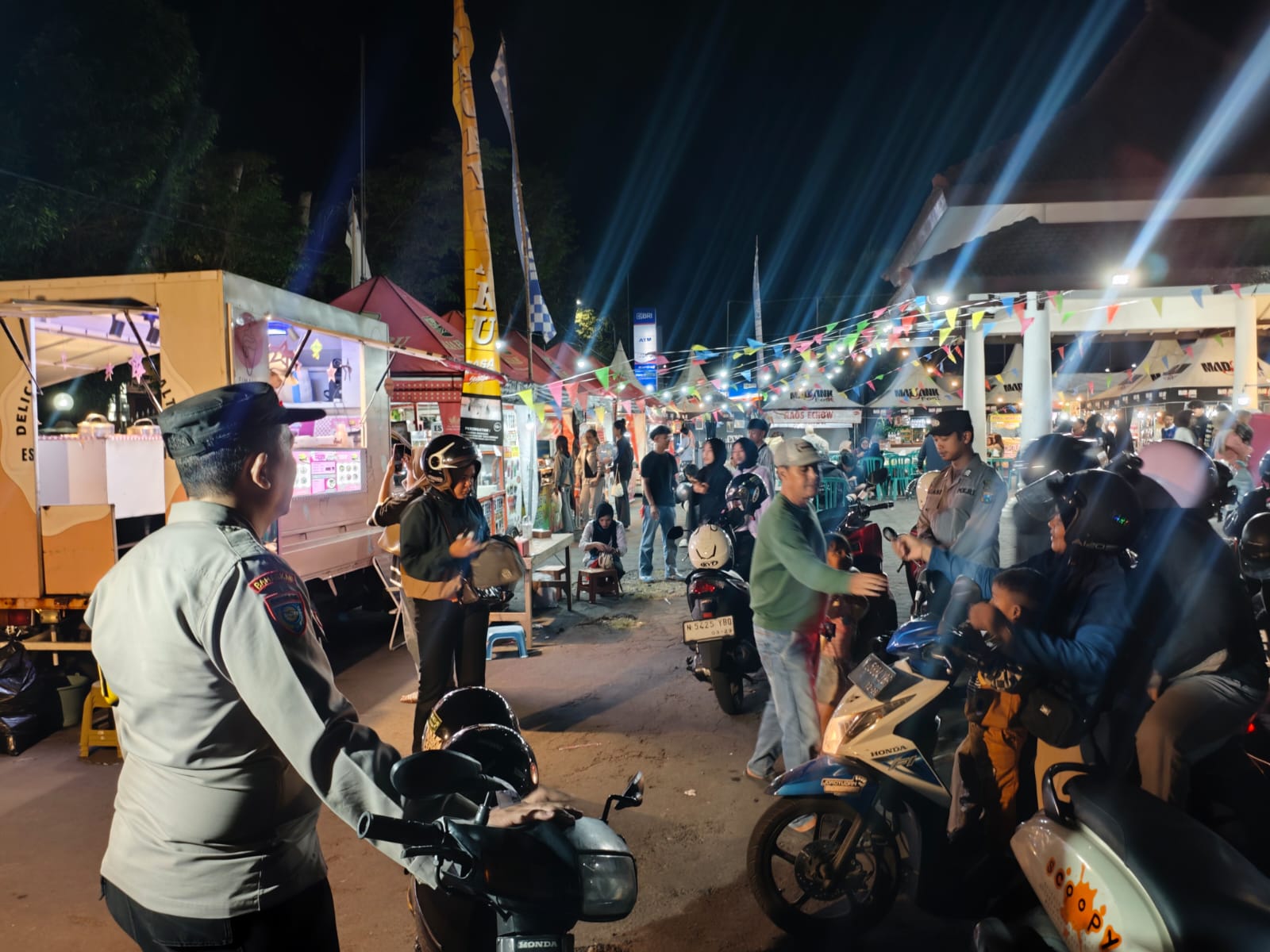 Polsek Lumajang Kota Intensifkan Patroli Malam, Pasang Flayer Antisipasi Curanmor di Kawasan Pertokoan