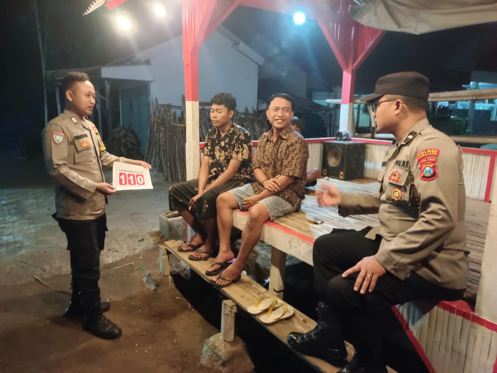 Patroli Malam Polsek Randuagung Sambangi Pos Kamling, Warga Diajak Perkuat Sistem Keamanan Lingkungan