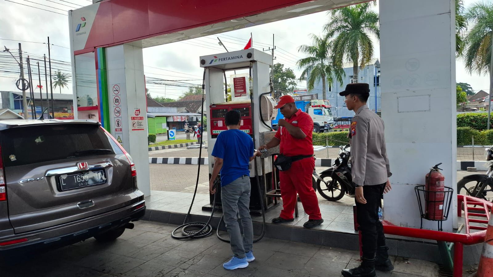 Patroli Dialogis Polsek Tempeh Pantau Ketersediaan BBM di SPBU Tempeh Lor, Perkuat Layanan dan Jaga Stabilitas Distribusi Energi Masyarakat
