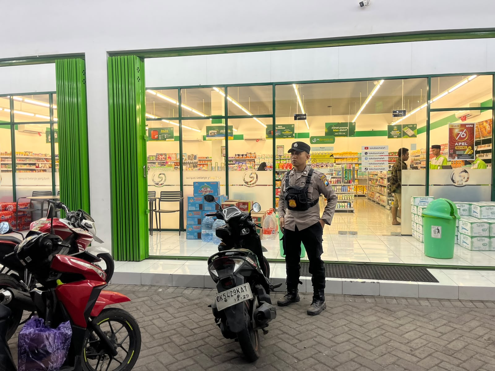 Patroli Strong Point Polsek Tempeh Tingkatkan Pengamanan Pertokoan Modern Desa Pulo untuk Antisipasi Gangguan Kamtibmas
