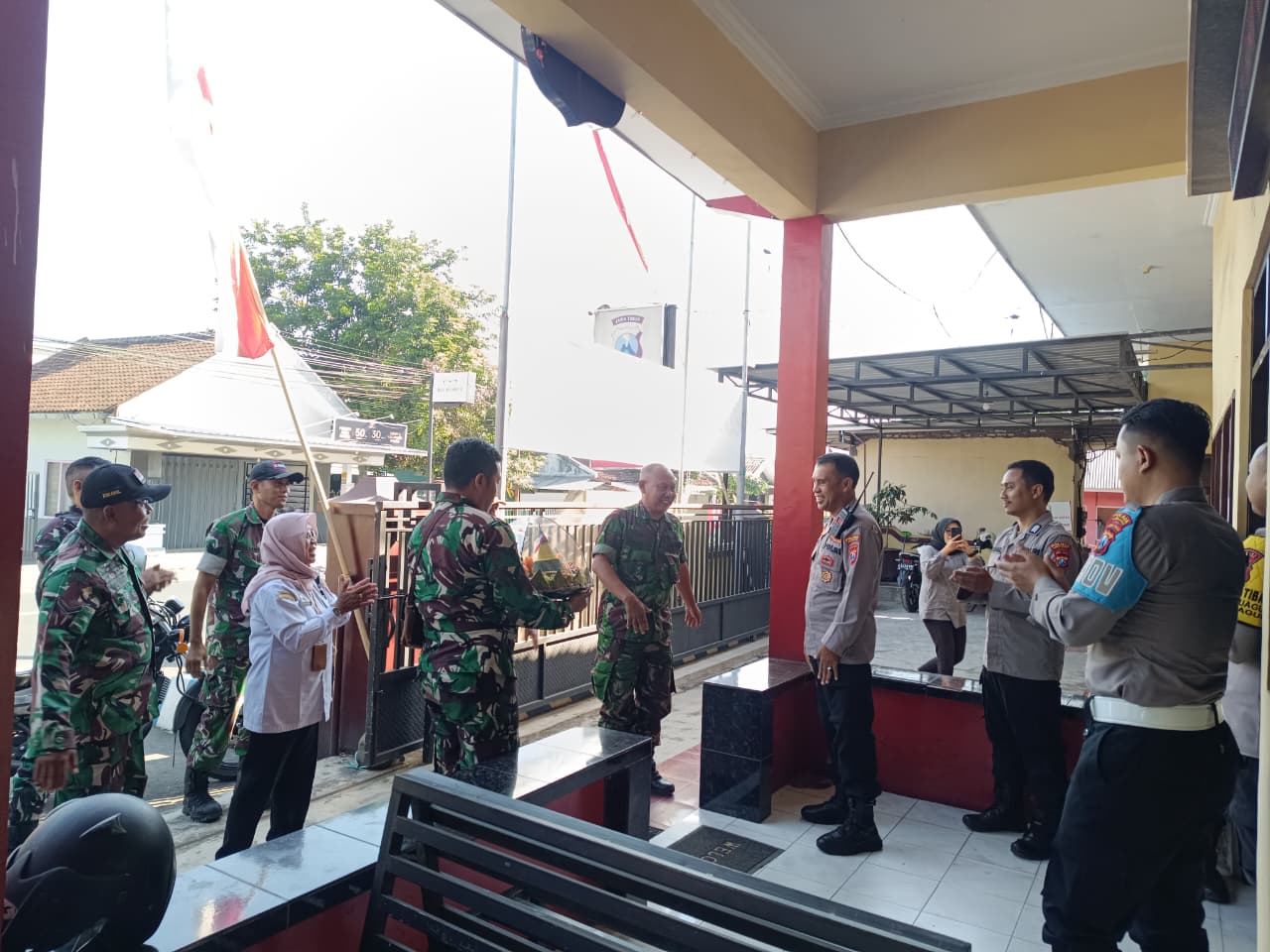 Forkopimcam Randuagung Beri Kejutan Tumpeng untuk Polsek, Pererat Sinergi di HUT Bhayangkara ke-80