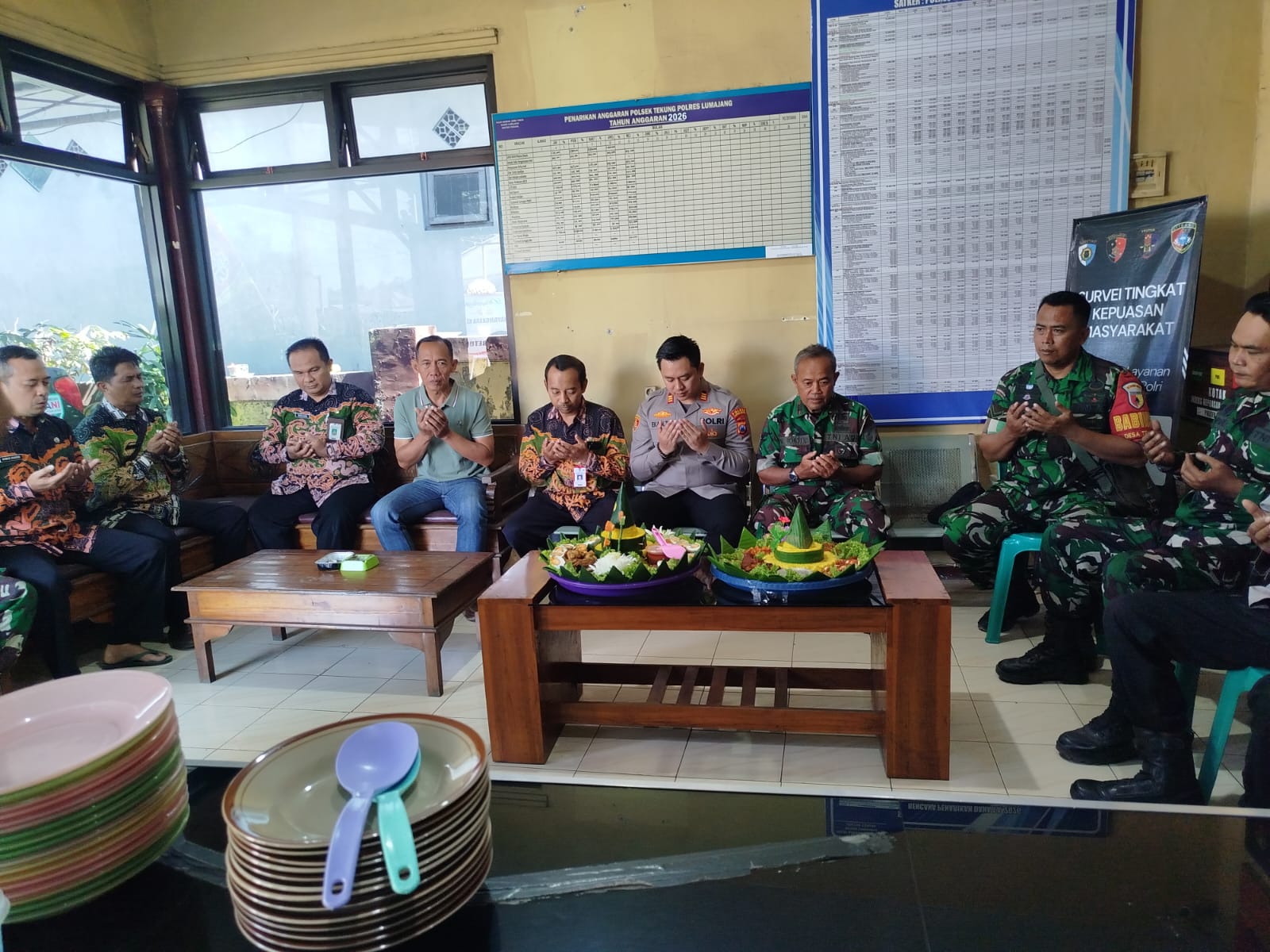 Memperingati Hari Bhayangkara ke-80, Muspika Tekung Berikan Kejutan Tumpeng untuk Polsek Tekung