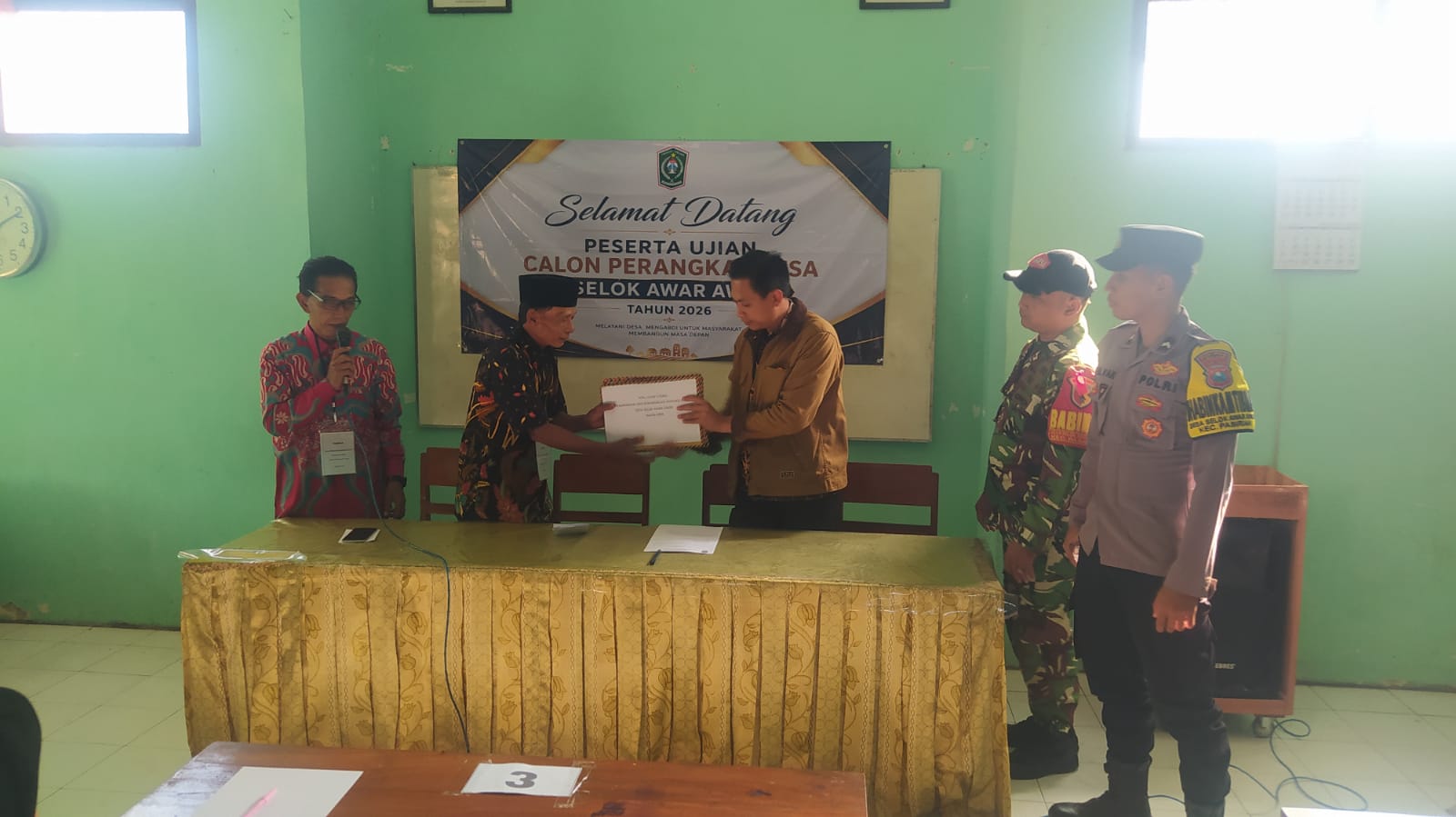 Bhabinkamtibmas Polsek Pasirian Kawal Ujian Penjaringan Perangkat Desa Selok Awar-Awar Berjalan Lancar