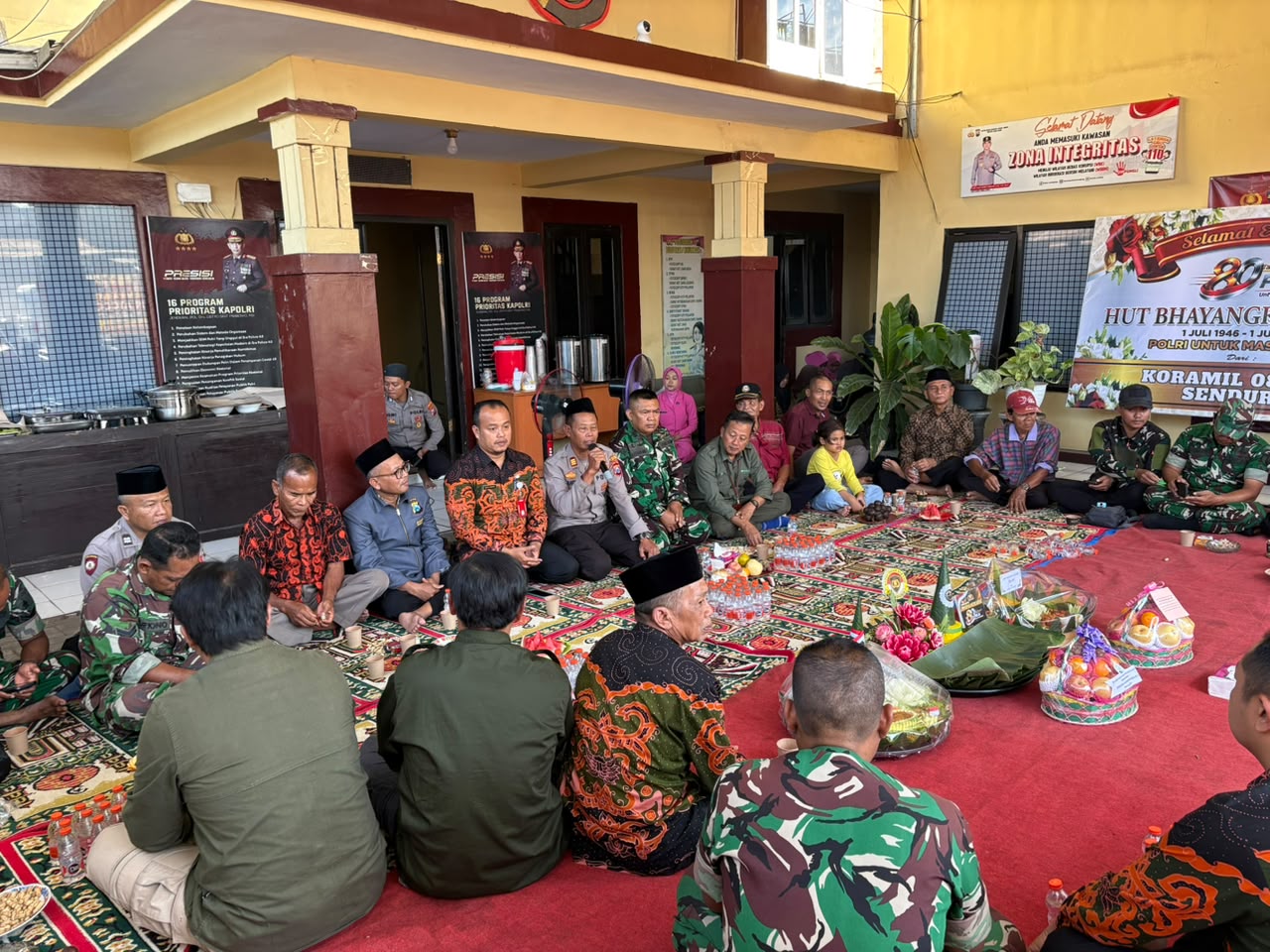 Forkopimka Senduro Beri Kejutan Tumpeng di HUT Bhayangkara ke-80, Wujud Sinergitas Jaga Kamtibmas