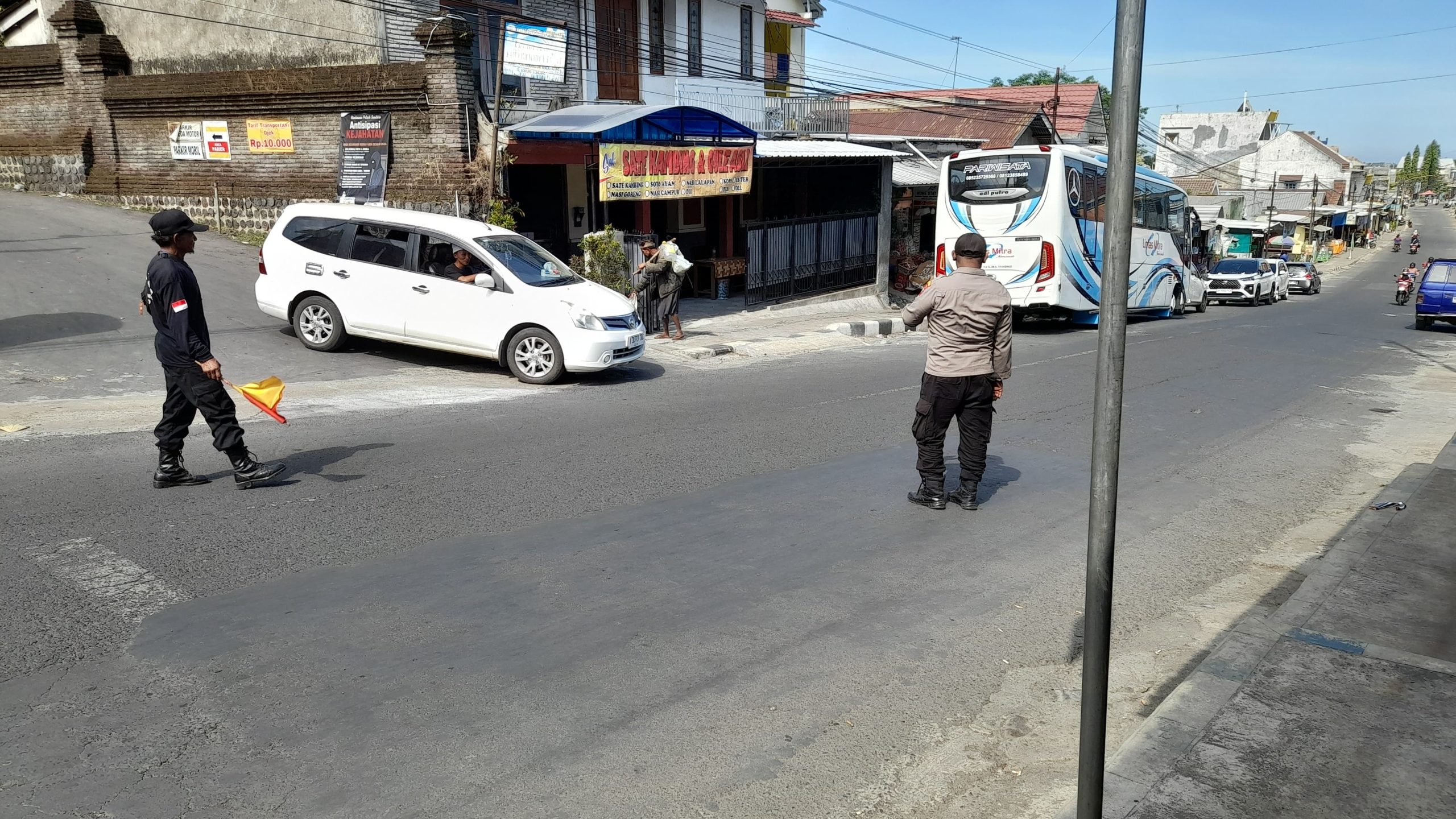 Pengamanan Piodalan di Pura Mandara Giri Semeru Agung Lumajang Berjalan Aman dan Kondusif