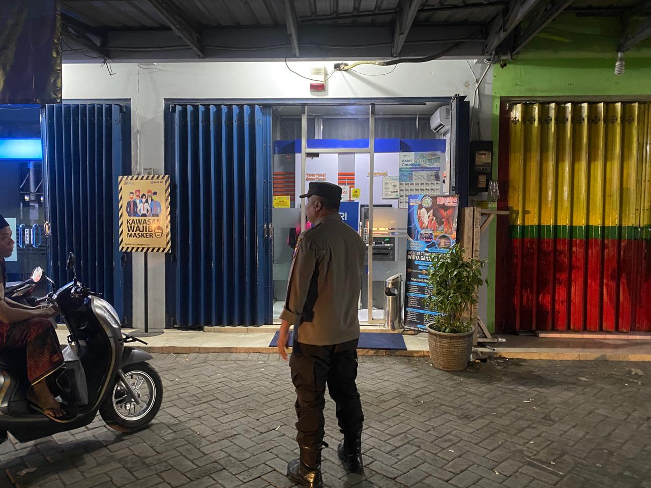 Patroli Strong Point Polsek Tempeh Tingkatkan Pengamanan Perbankan dan Rumah ATM BRI Unit Tempeh Demi Menjaga Kondusivitas Kamtibmas