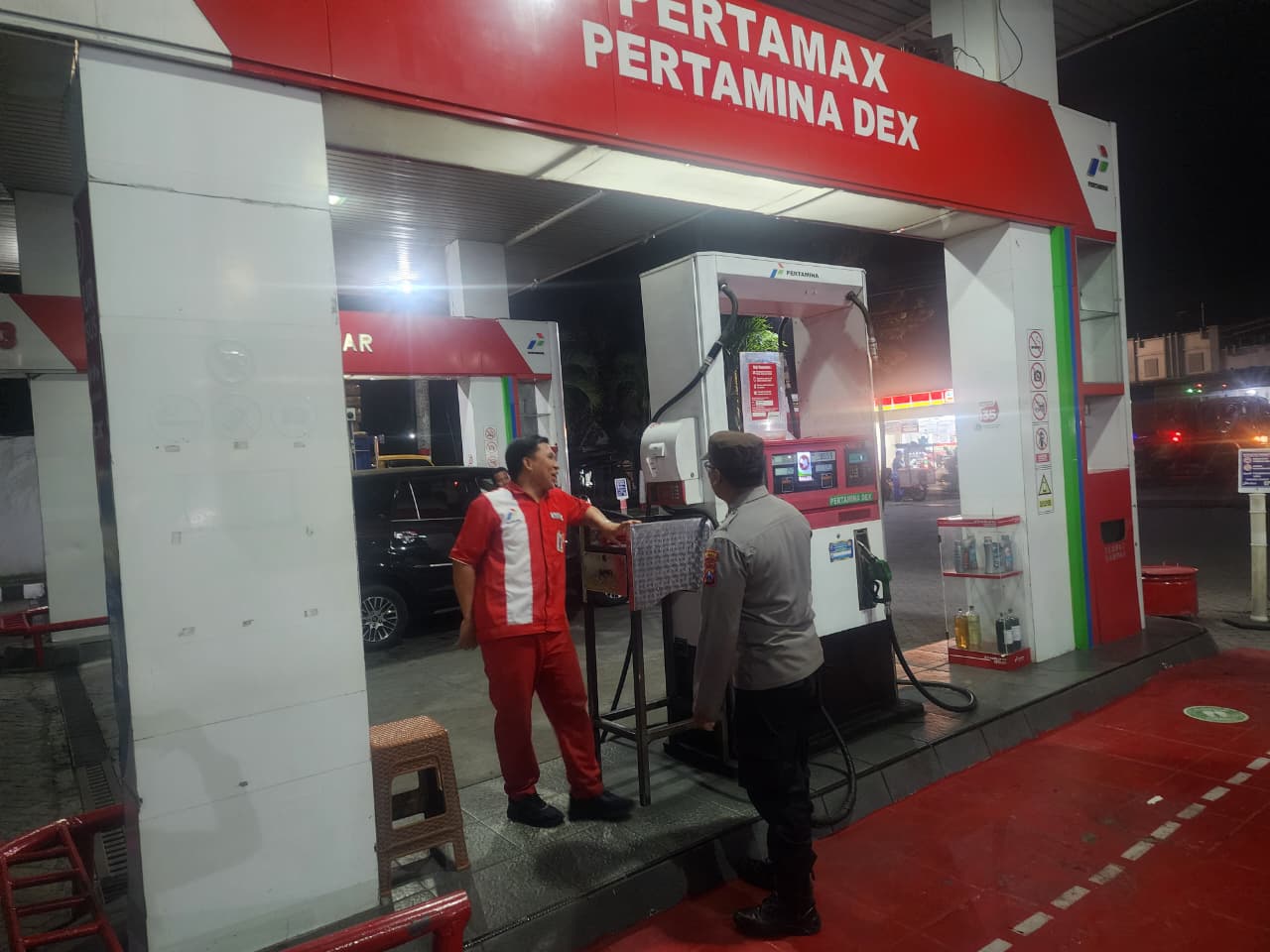 Patroli Dialogis Polsek Tempeh Pantau Stok BBM di SPBU Desa Tempeh Lor untuk Pastikan Ketersediaan dan Jaga Kondusivitas Wilayah