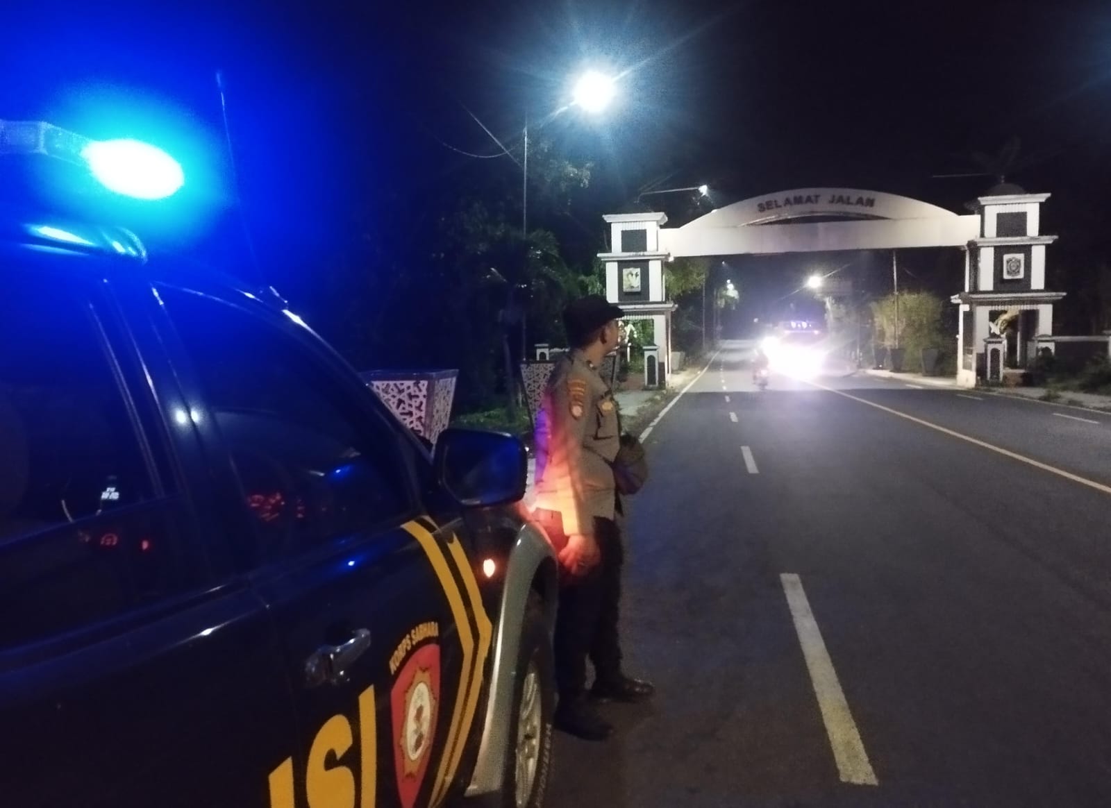 Polisi Polsek Ranuyoso Jaga Keamanan Sepanjang Jalan Kecamatan Ranuyoso