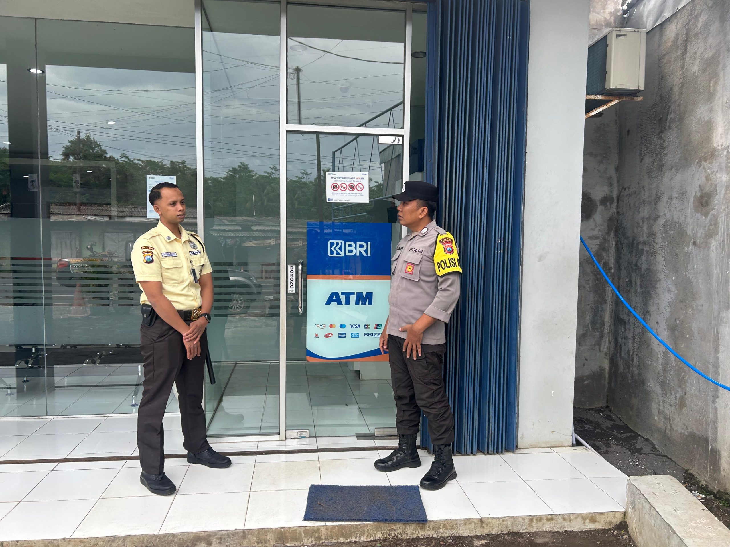 Patroli Pantau Kawasan Perbankan dan ATM Cegah Kriminalitas oleh Polsek Ranuyoso