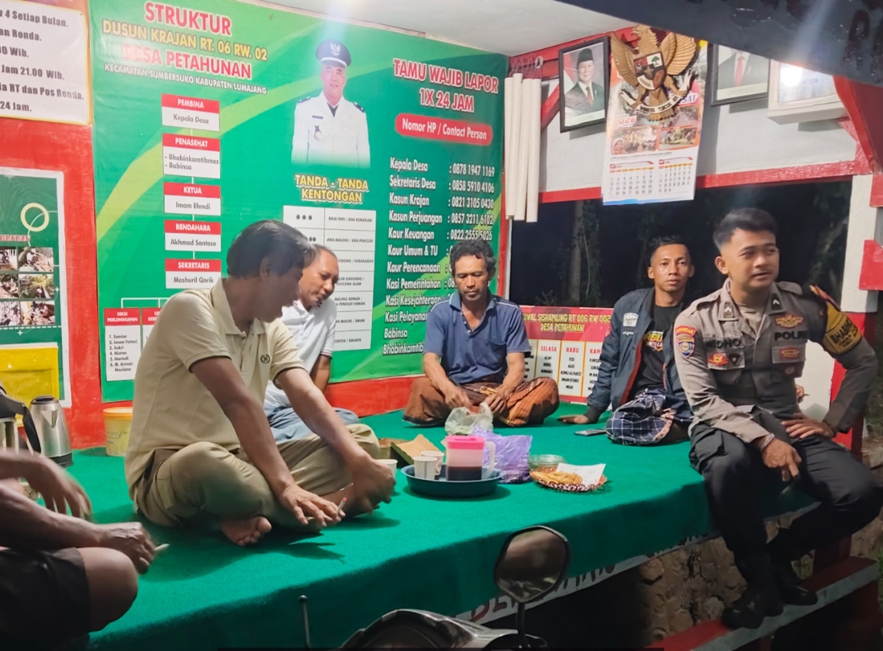 Patroli Malam Polsek Sumbersuko Sambangi Pos Kamling, Polisi Ajak Warga Perkuat Kewaspadaan Cegah Kejahatan 3C