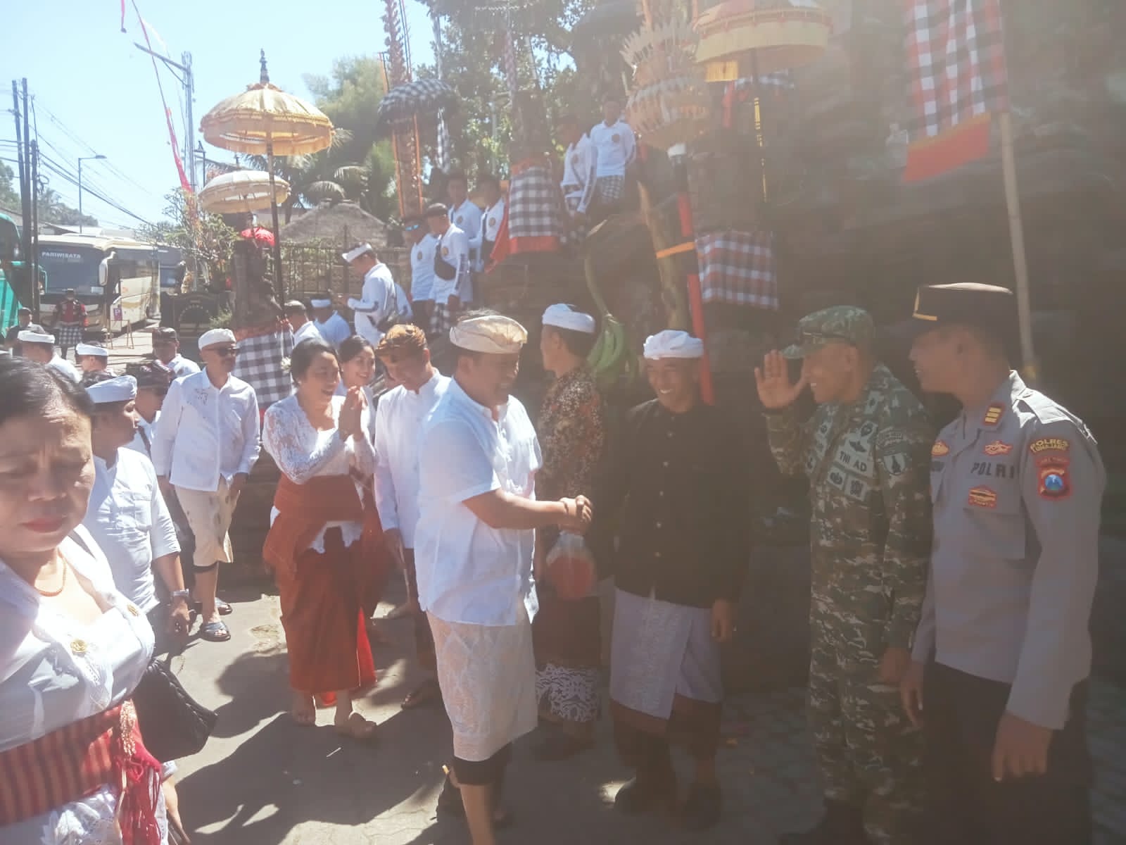Personel Gabungan Amankan Piodalan di Pura Mandara Giri Semeru Agung, Ribuan Umat Hindu Beribadah dengan Khusyuk