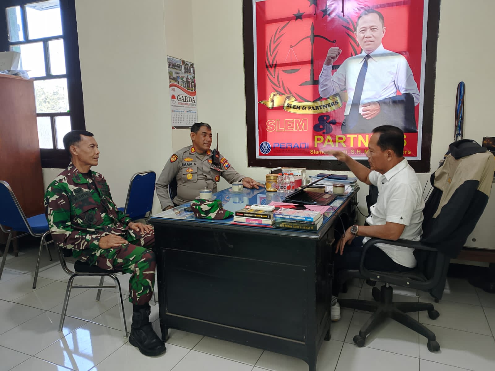 Kapolsek dan Danramil Jatiroto Perkuat Sinergitas dengan Silaturahmi ke Pakam PG Jatiroto